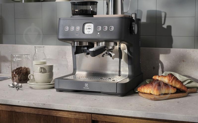 Кофеварка рожковая Electrolux E8EC1-8BP - фото 12