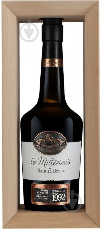 Кальвадос Christian Drouin Coeur de Lion Pays d'Auge 1992 дерев'яна коробка 0,7 л - фото 1 Кальвадос Christian Drouin Coeur de Lion Pays d'Auge 1992 дерев'яна коробка 0,7 л - фото 1