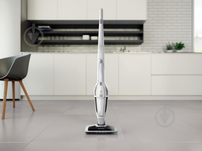 Пылесос аккумуляторный Electrolux EERC72IW - фото 2