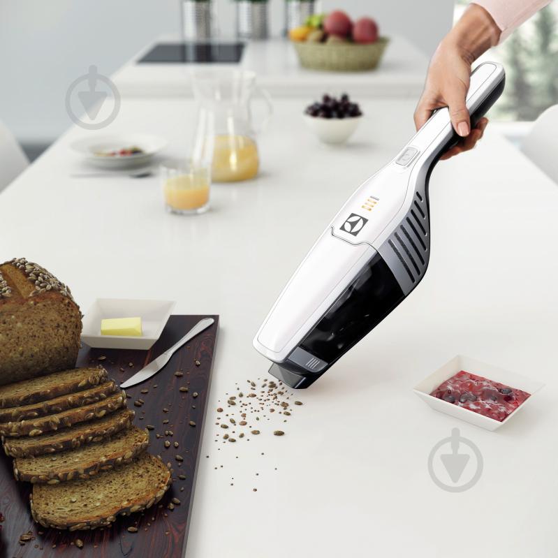 Пылесос аккумуляторный Electrolux EERC72IW - фото 4