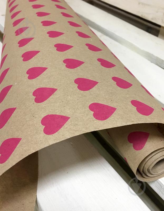 Папір для пакування крафт принт ТМ LOVE & HOME Серце рожевий 0,7x2 м - фото 1
