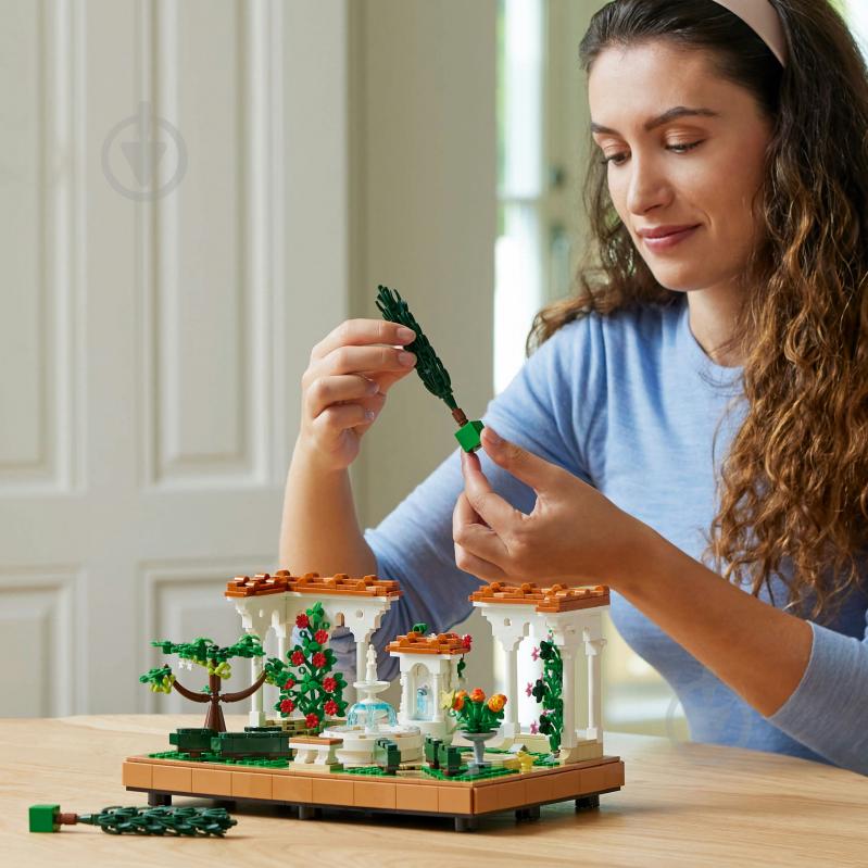 Конструктор LEGO Icons Сад фонтанов 10359 - фото 10