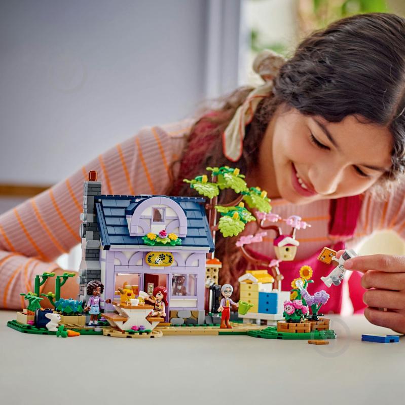 Конструктор LEGO Friends Будиночок і квітник бджолярів 42669 - фото 4