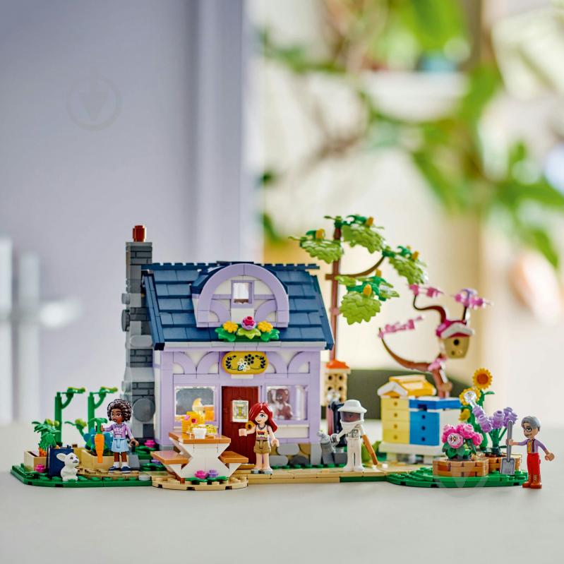 Конструктор LEGO Friends Будиночок і квітник бджолярів 42669 - фото 6