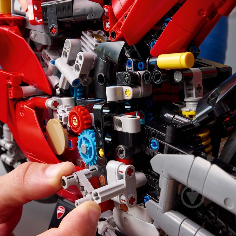 Конструктор LEGO Technic Мотоцикл Ducati Panigale V4 S 42202 - фото 13 Конструктор LEGO Technic Мотоцикл Ducati Panigale V4 S 42202 - фото 13