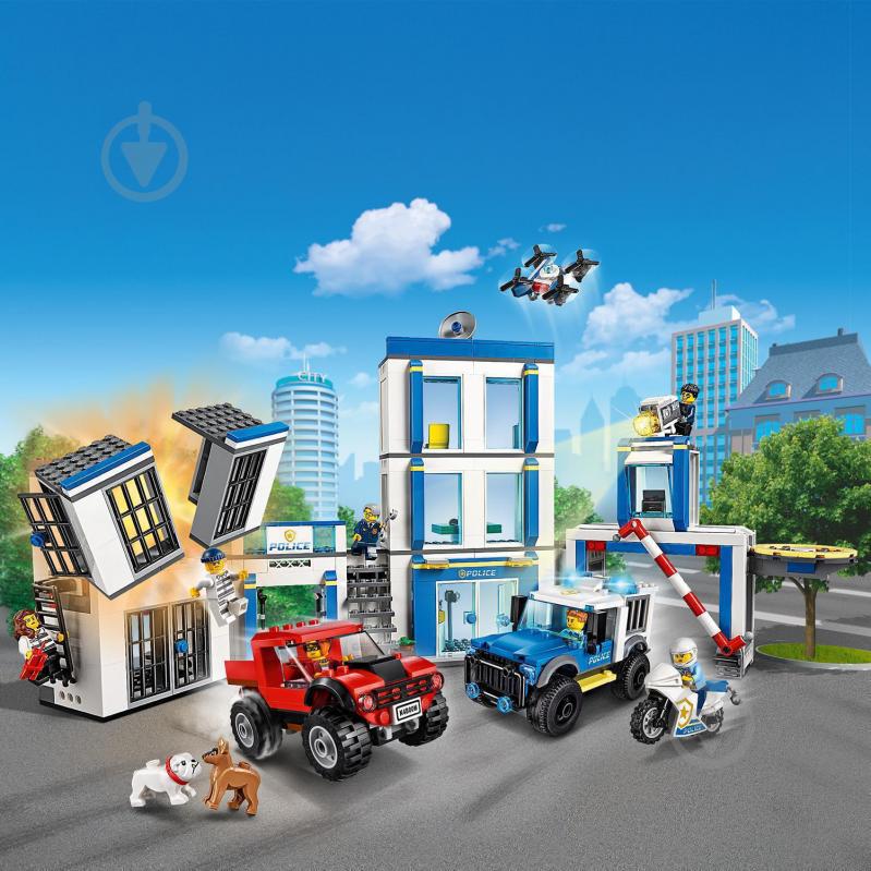 Конструктор LEGO City Полицейский участок 60246 - фото 5