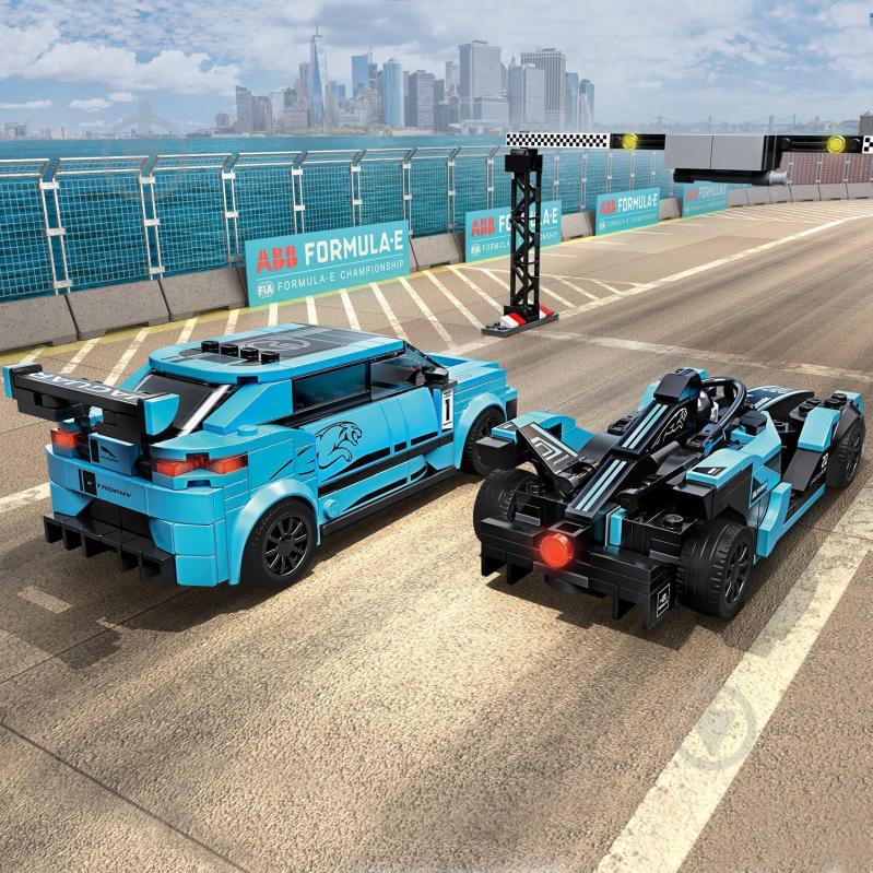 Конструктор LEGO Speed Champions Автомобили Formula E Panasonic Jaguar Racing GEN2 та Jaguar I-PACE eTROPHY 76898 - фото 15