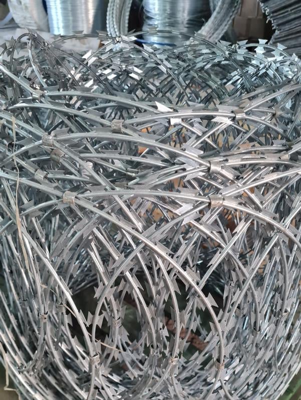 Дріт колючий спіральний 600/3 (100 витків) 2,5 мм., 22-27 м, 16 кг. білий цинк - фото 3 Дріт колючий спіральний 600/3 (100 витків) 2,5 мм., 22-27 м, 16 кг. білий цинк - фото 3