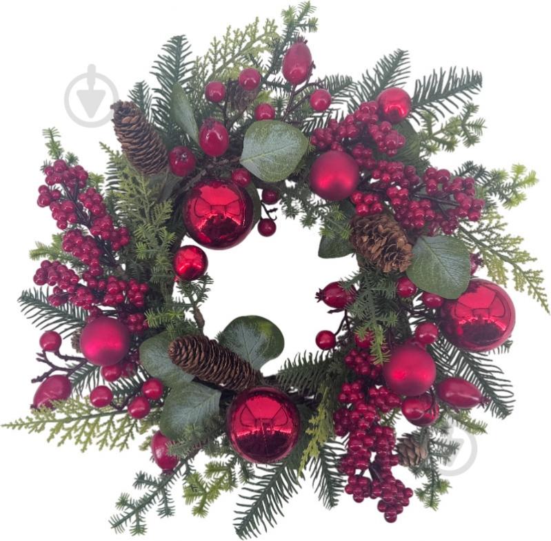 Вінок хвойний з червоними ягодами кулями листям d400 мм A3-56488 - фото 1