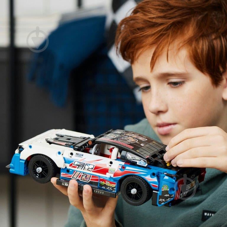 Конструктор LEGO Technic NASCAR® Next Gen Chevrolet Camaro ZL1 42153 - фото 4