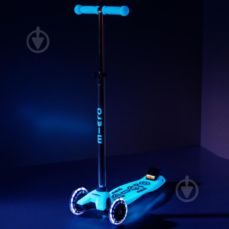 Самокат Micro серии Maxi Deluxe Glow LED синий хрусталь MMD366 - фото 6