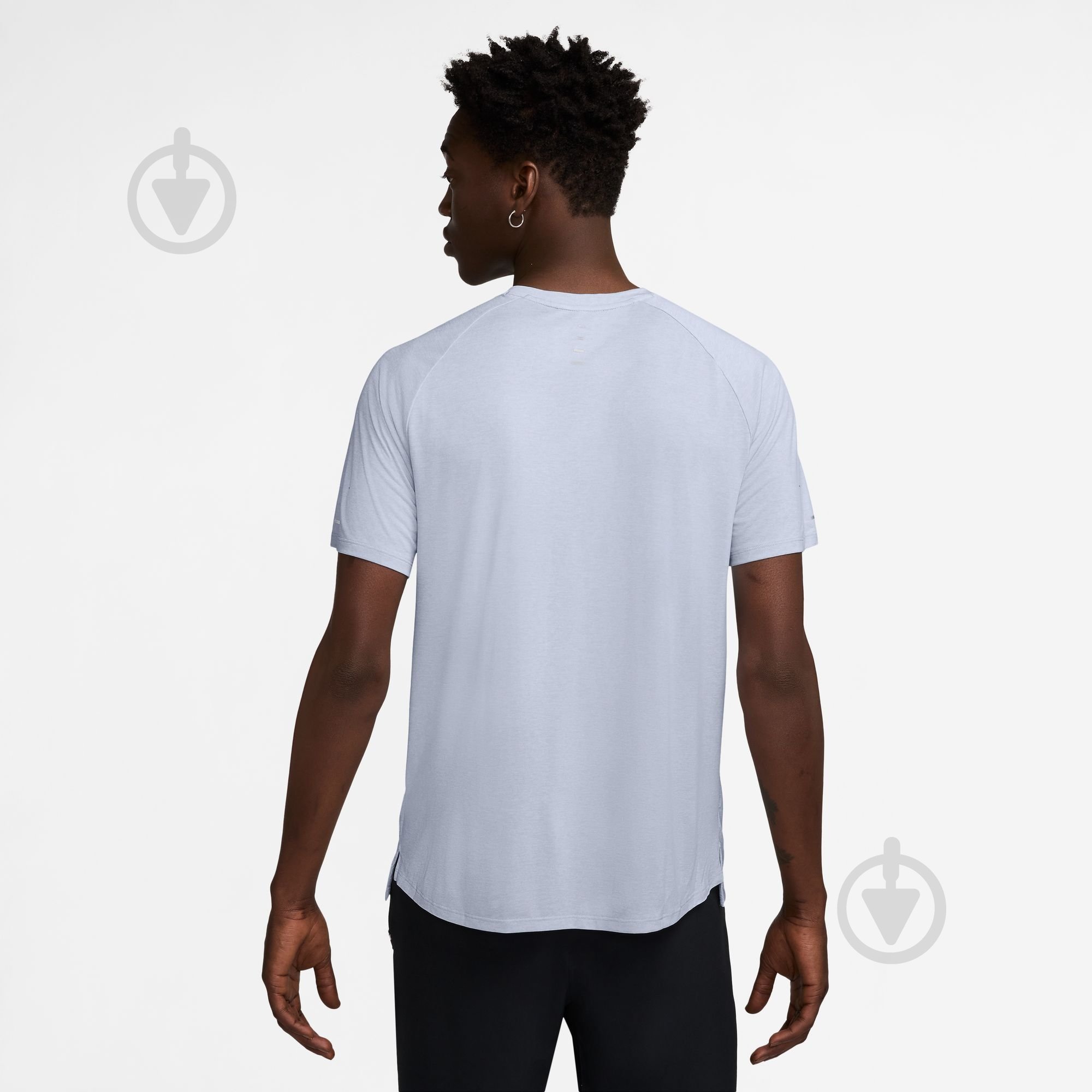 Футболка Nike M NK DFADV STRIDE SS TOP HV5203-057 р.S сірий - фото 2 Футболка Nike M NK DFADV STRIDE SS TOP HV5203-057 р.S сірий - фото 2