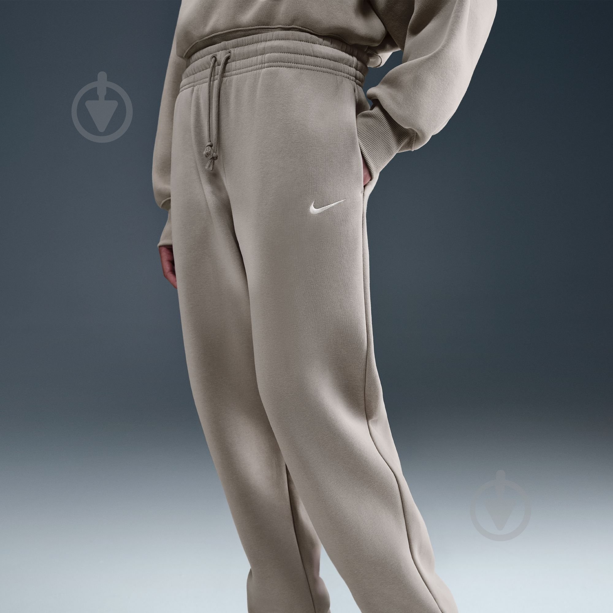 Штани Nike W NSW PHNX FLC HR OS PANT 2 FZ5996-009 р. XS бежевий - фото 6 Штани Nike W NSW PHNX FLC HR OS PANT 2 FZ5996-009 р. XS бежевий - фото 6