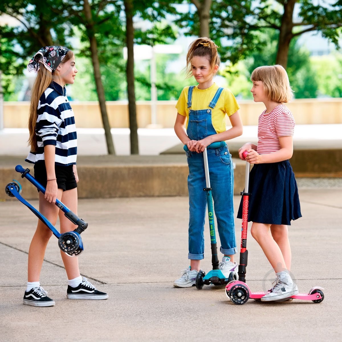 Самокат Micro детский Maxi Deluxe Foldable LED бирюзовый MMD097 - фото 7 Самокат Micro детский Maxi Deluxe Foldable LED бирюзовый MMD097 - фото 7