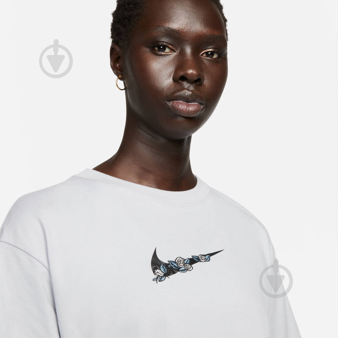 Футболка Nike W NSW TEE BF VDAY DN5886-012 р.XS серый - фото 3 Футболка Nike W NSW TEE BF VDAY DN5886-012 р.XS серый - фото 3