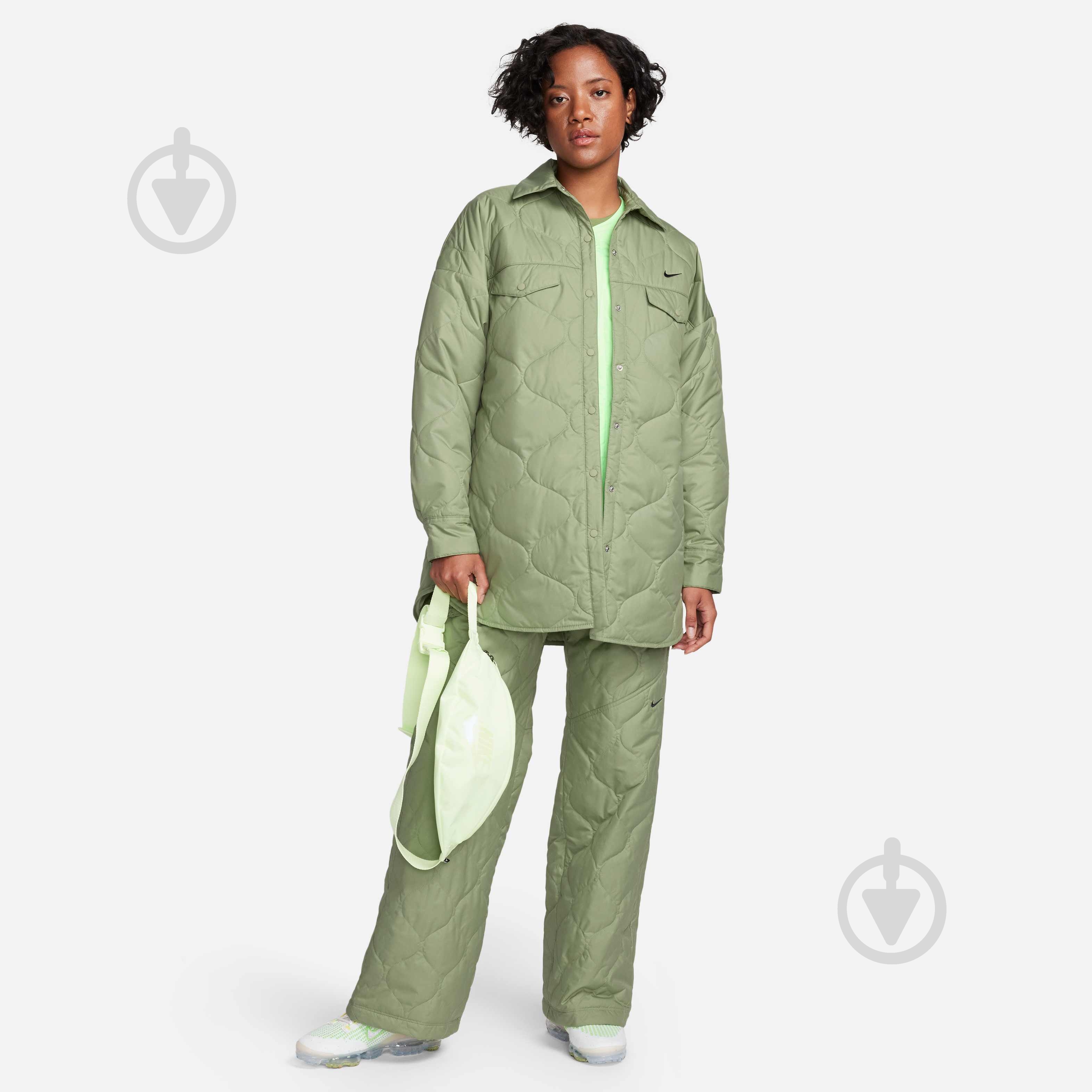Куртка женская Nike FB8732-386 р.L зеленая - фото 8 Куртка женская Nike FB8732-386 р.L зеленая - фото 8