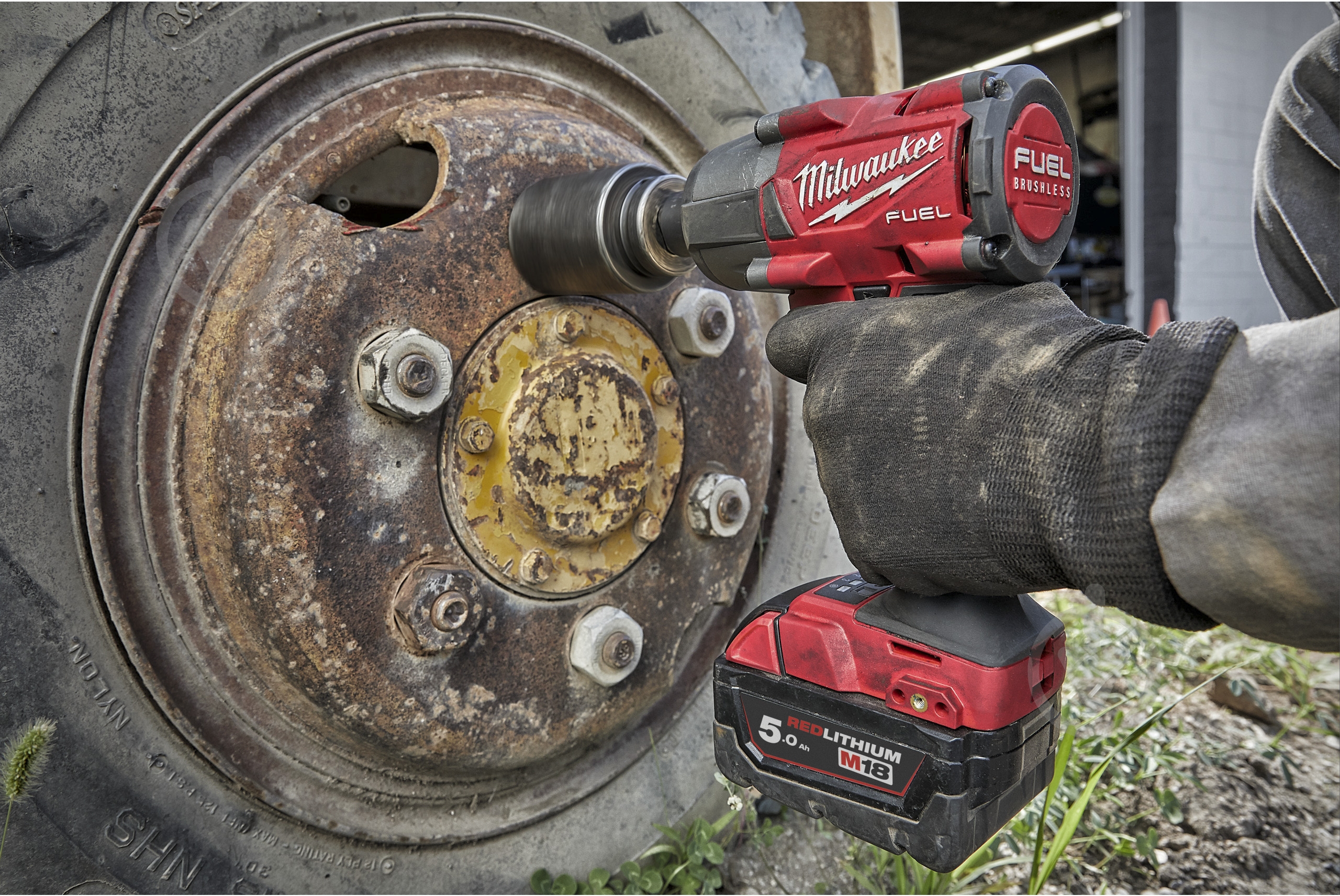 Гайковерт аккумуляторный Milwaukee 745 Нм 4933478449 - фото 2