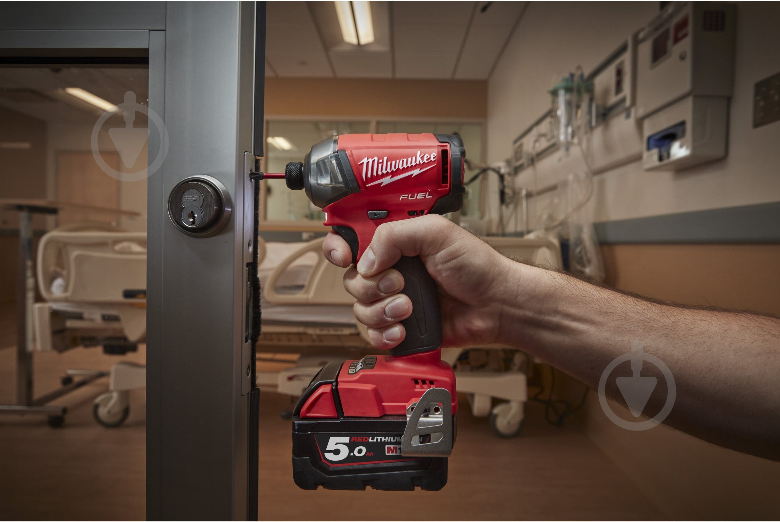 Гайковерт ударный аккумуляторный Milwaukee 4933459187 - фото 4