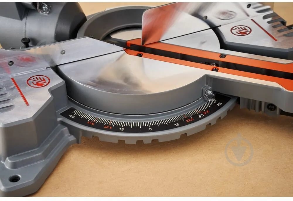 Пила торцювальна Black+Decker BES701 - фото 12