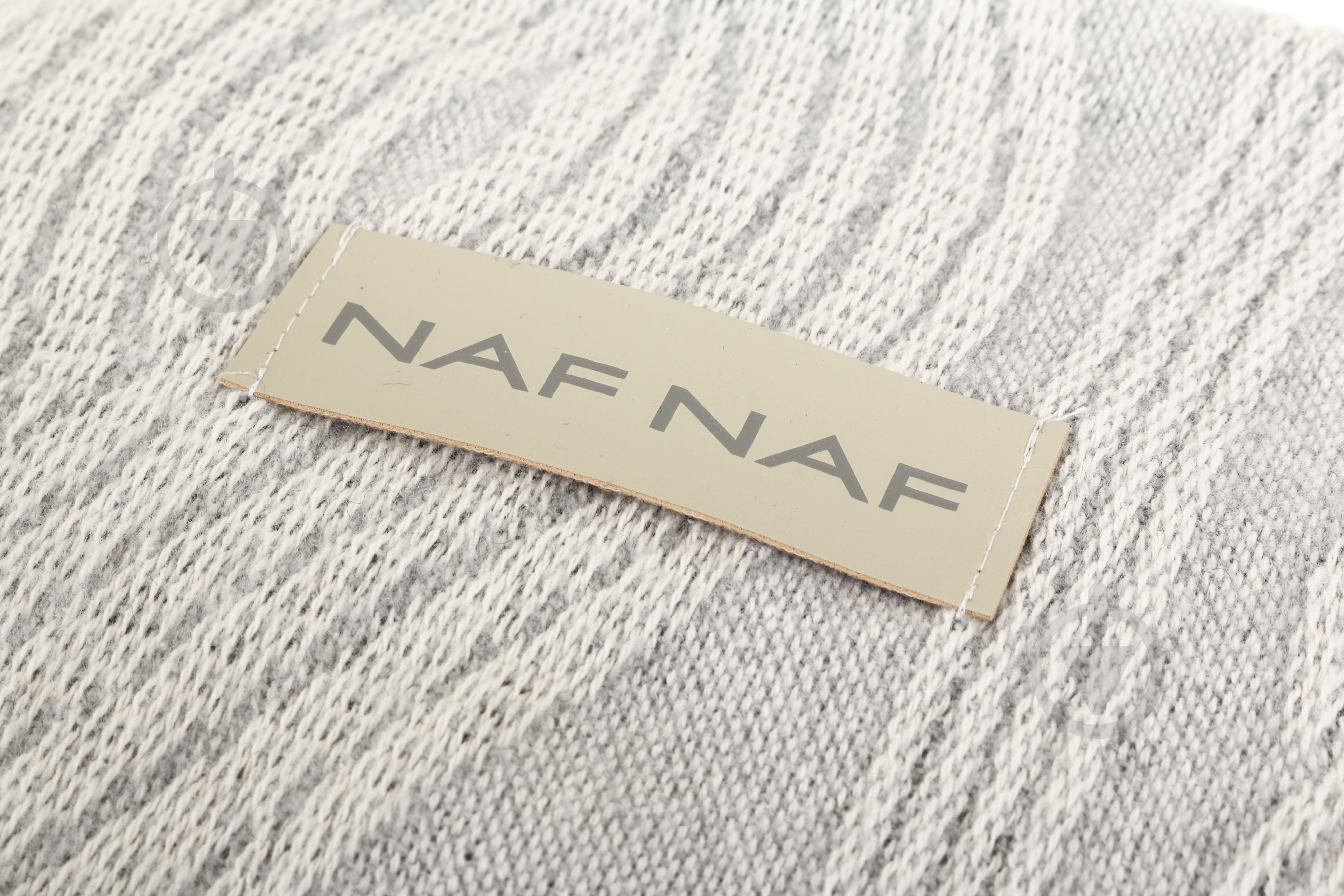 Плед Naf Naf Braid 130x170 см світло-сірий Guy Laroche Paris - фото 3 Плед Naf Naf Braid 130x170 см світло-сірий Guy Laroche Paris - фото 3