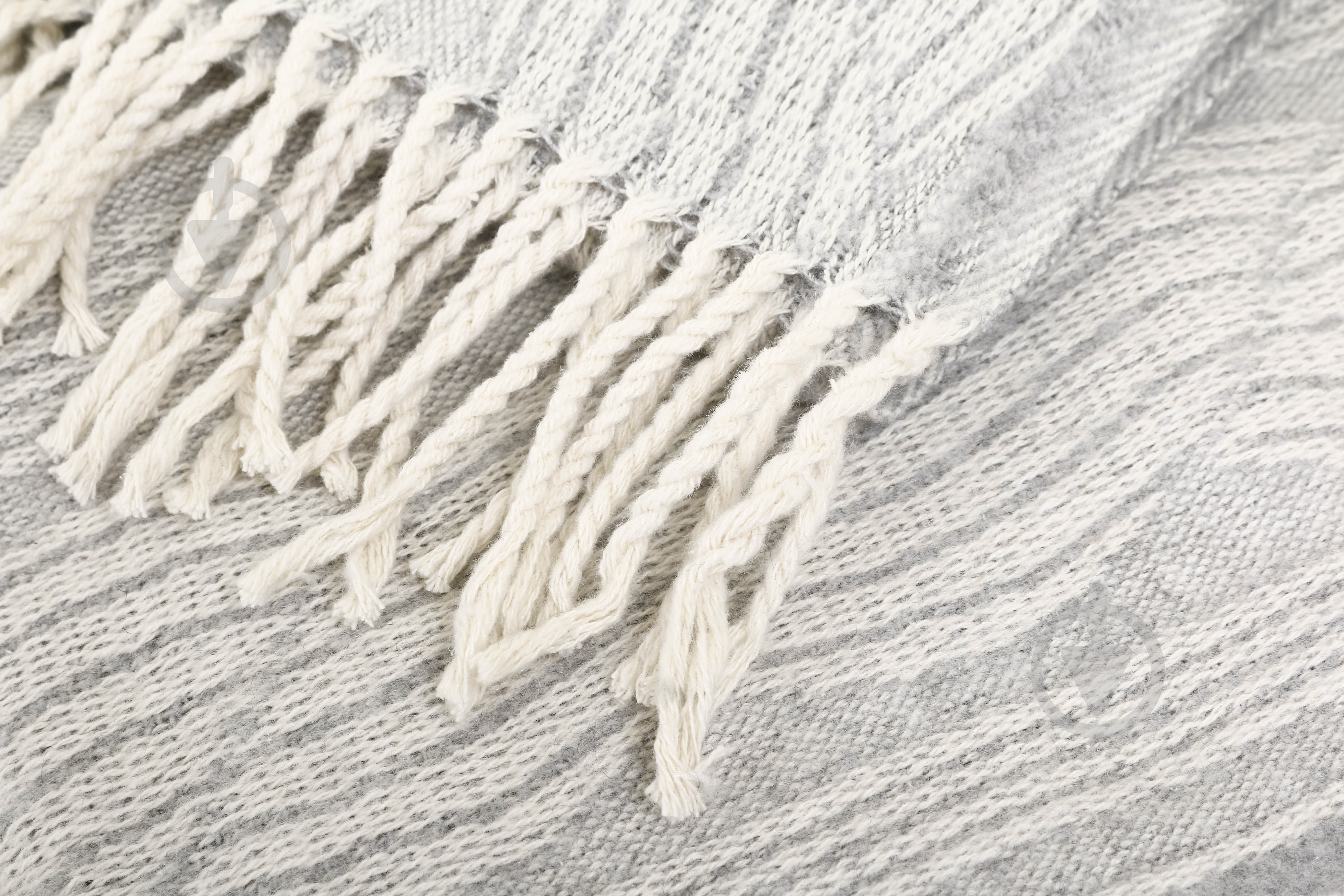 Плед Naf Naf Braid 130x170 см світло-сірий Guy Laroche Paris - фото 4 Плед Naf Naf Braid 130x170 см світло-сірий Guy Laroche Paris - фото 4