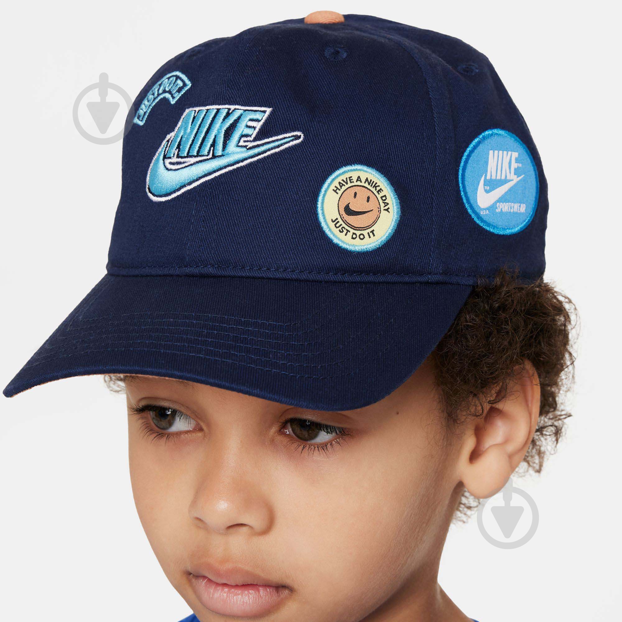 Кепка Nike MULTI PATCH CLUB CAP 8A3075-U90 4-7Y синий - фото 2 Кепка Nike MULTI PATCH CLUB CAP 8A3075-U90 4-7Y синий - фото 2