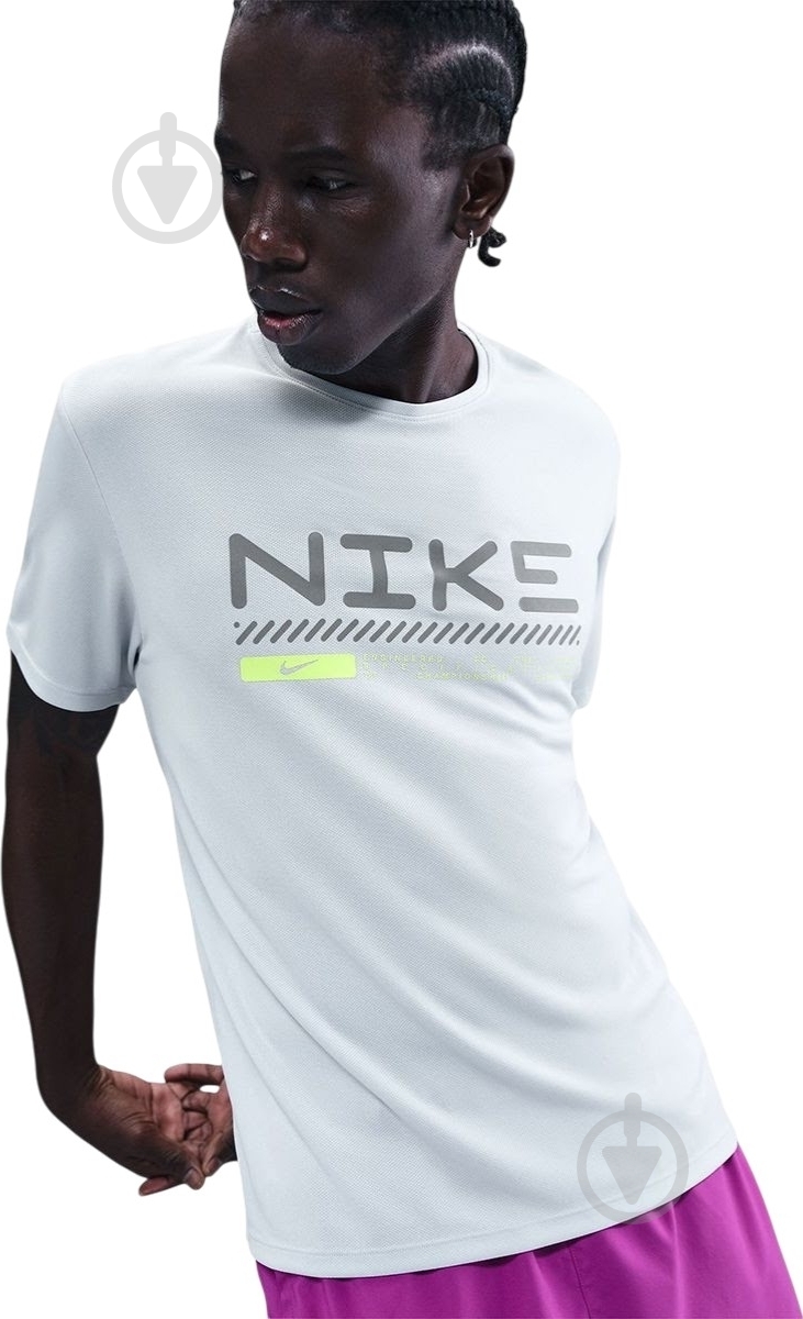 Футболка Nike Miler HV2676-043 р.M серый - фото 1