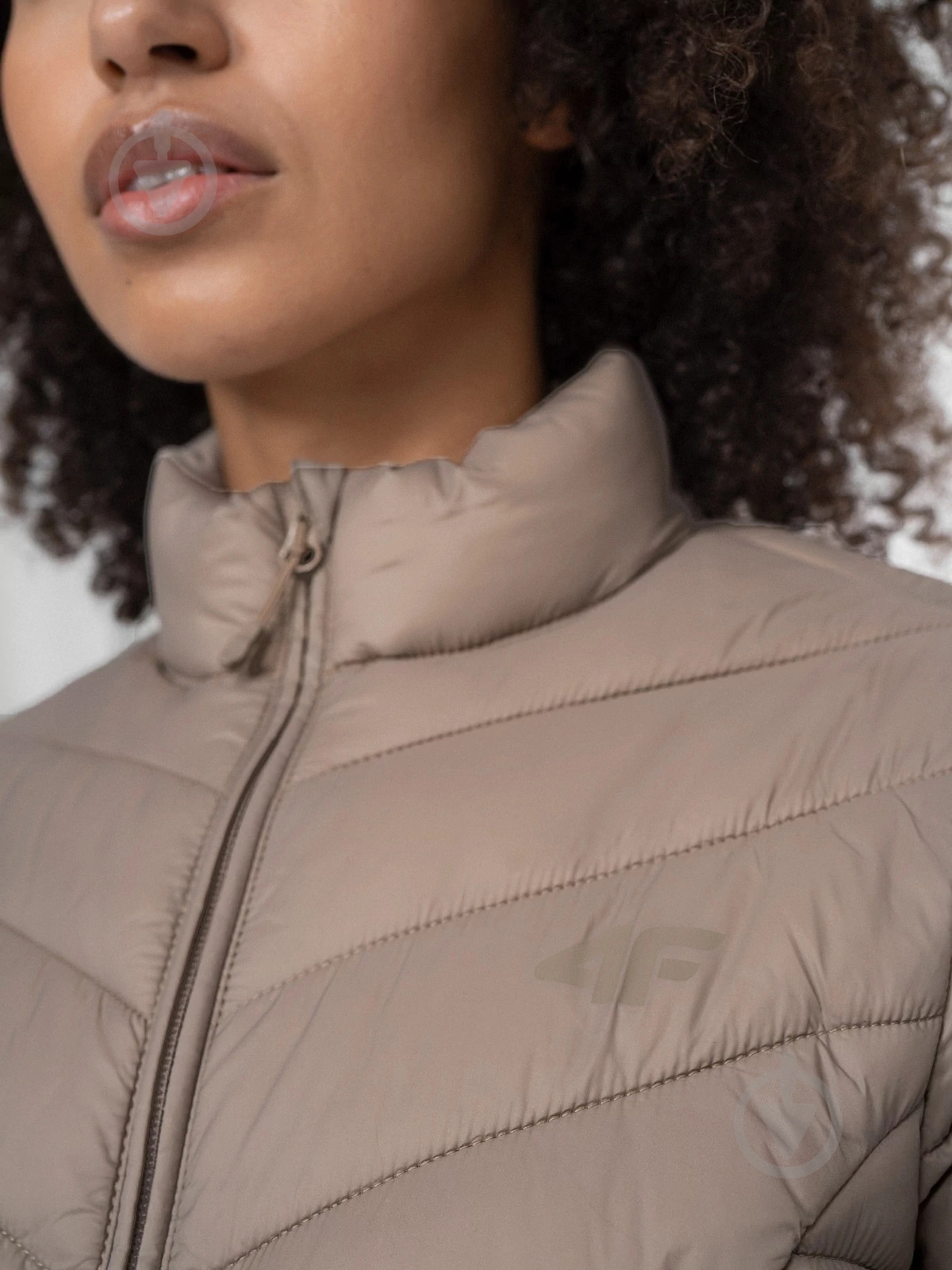 Куртка женская 4F DOWN JACKET F143 4FAW22TDJAF143-83S р.S бежевая - фото 2 Куртка женская 4F DOWN JACKET F143 4FAW22TDJAF143-83S р.S бежевая - фото 2