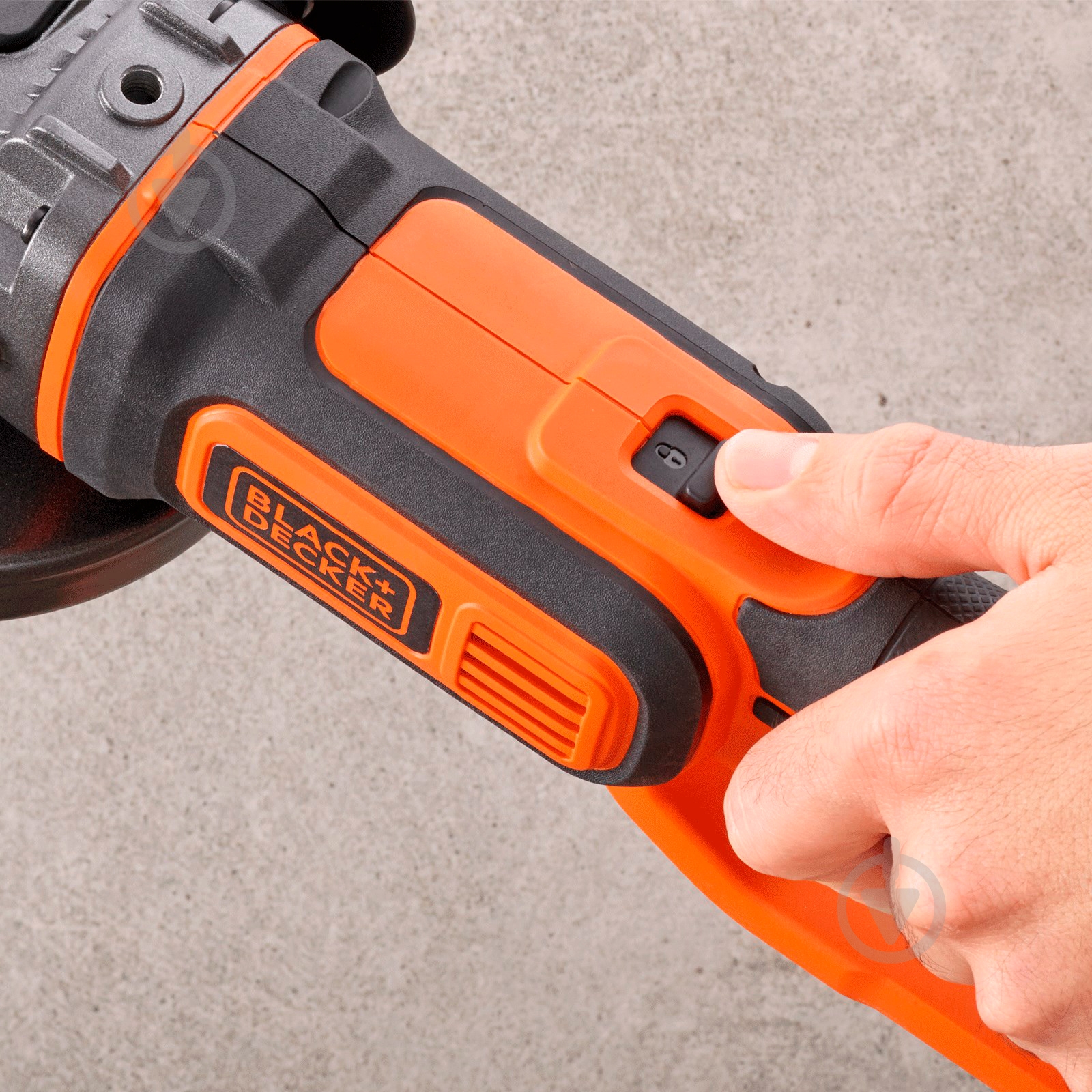 УЦЕНКА! Угловая шлифмашина Black+Decker BCG720M1 (УЦ №87) - фото 3 УЦЕНКА! Угловая шлифмашина Black+Decker BCG720M1 (УЦ №87) - фото 3