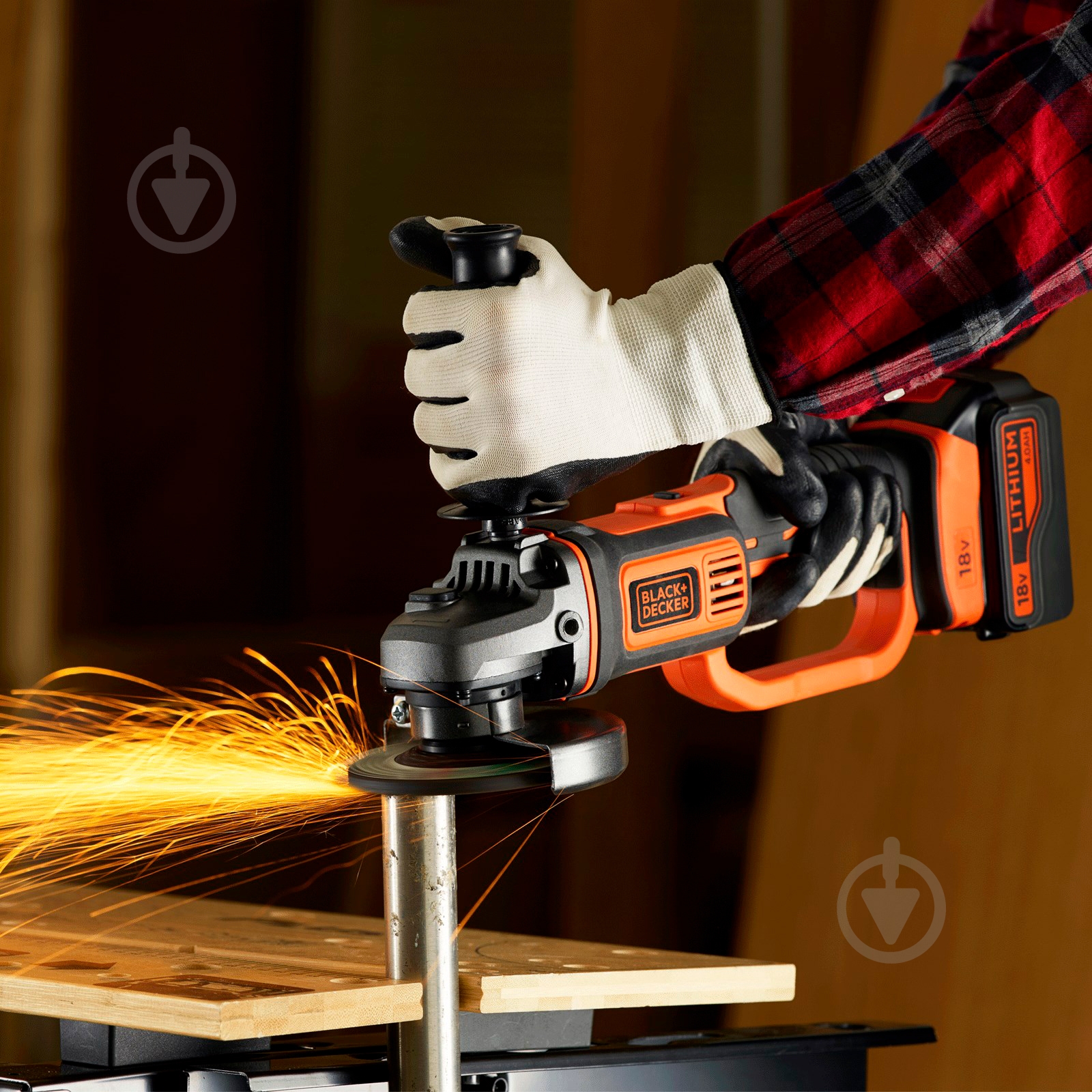 УЦЕНКА! Угловая шлифмашина Black+Decker BCG720M1 (УЦ №87) - фото 4 УЦЕНКА! Угловая шлифмашина Black+Decker BCG720M1 (УЦ №87) - фото 4