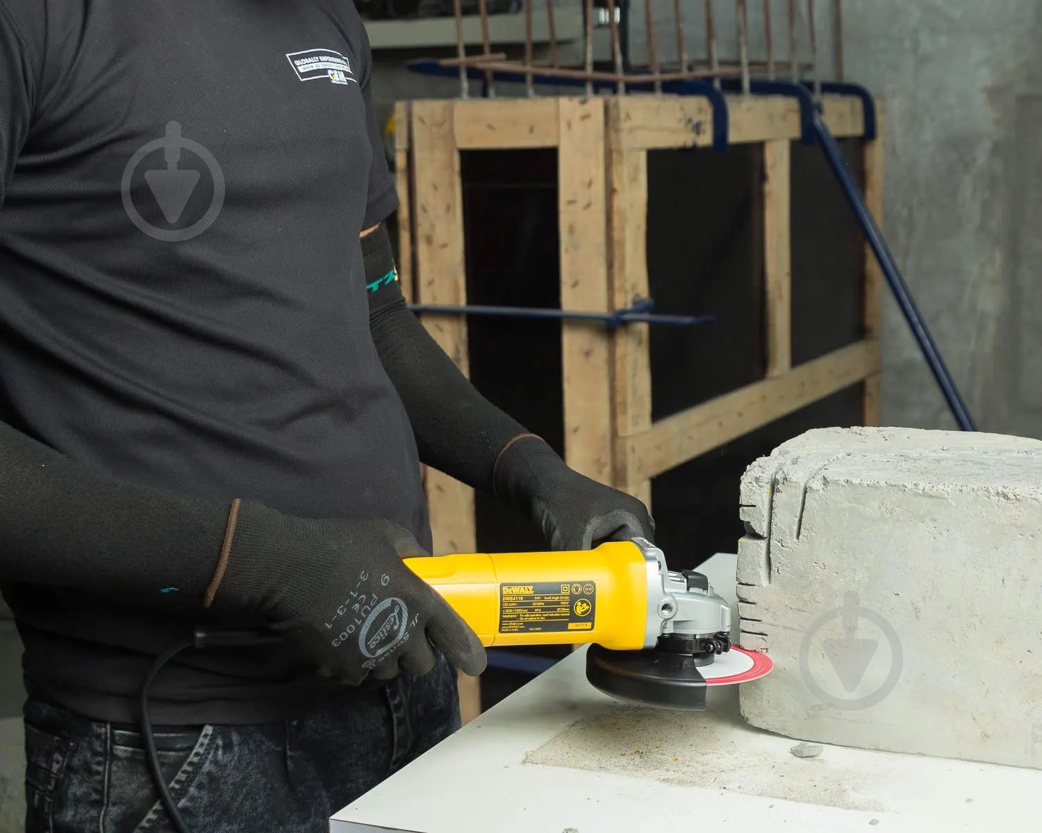 Болгарка (угловая шлифмашина) DeWalt DWE4119 - фото 8