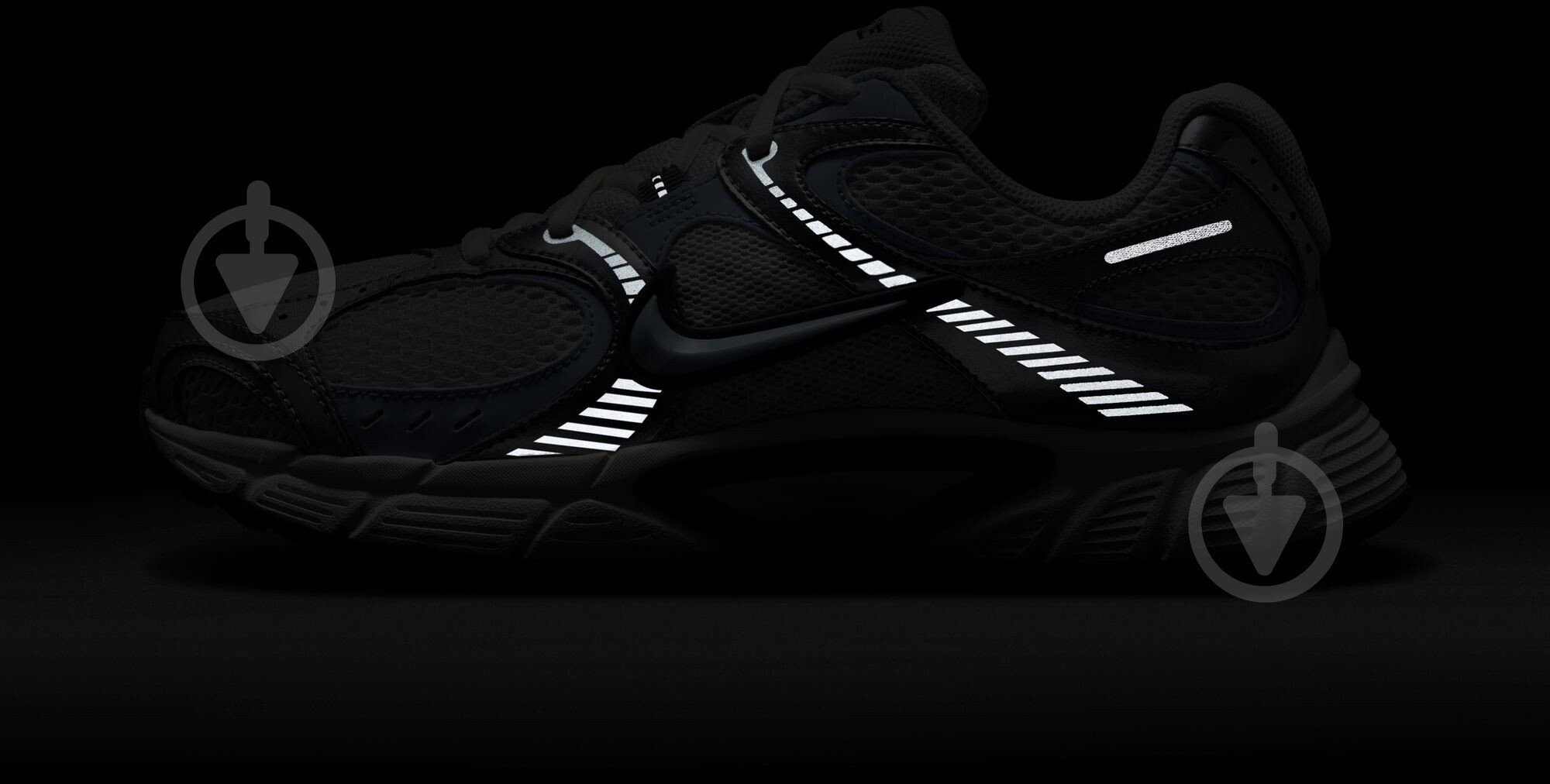Кросівки жіночі Nike W V5 RNR HQ7901-103 р.36 білі - фото 13
