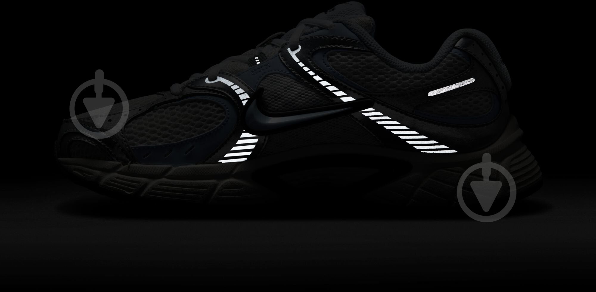 Кросівки жіночі Nike W V5 RNR HQ7901-103 р.39 білі - фото 14