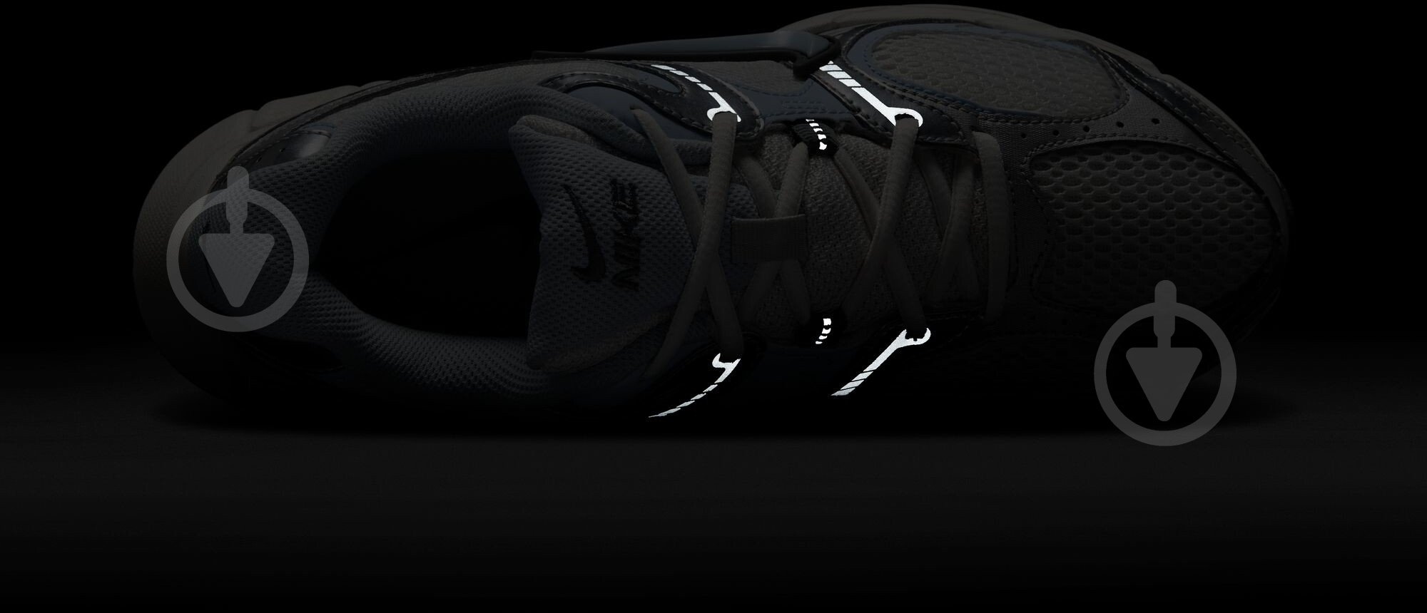 Кросівки жіночі Nike W V5 RNR HQ7901-103 р.39 білі - фото 15