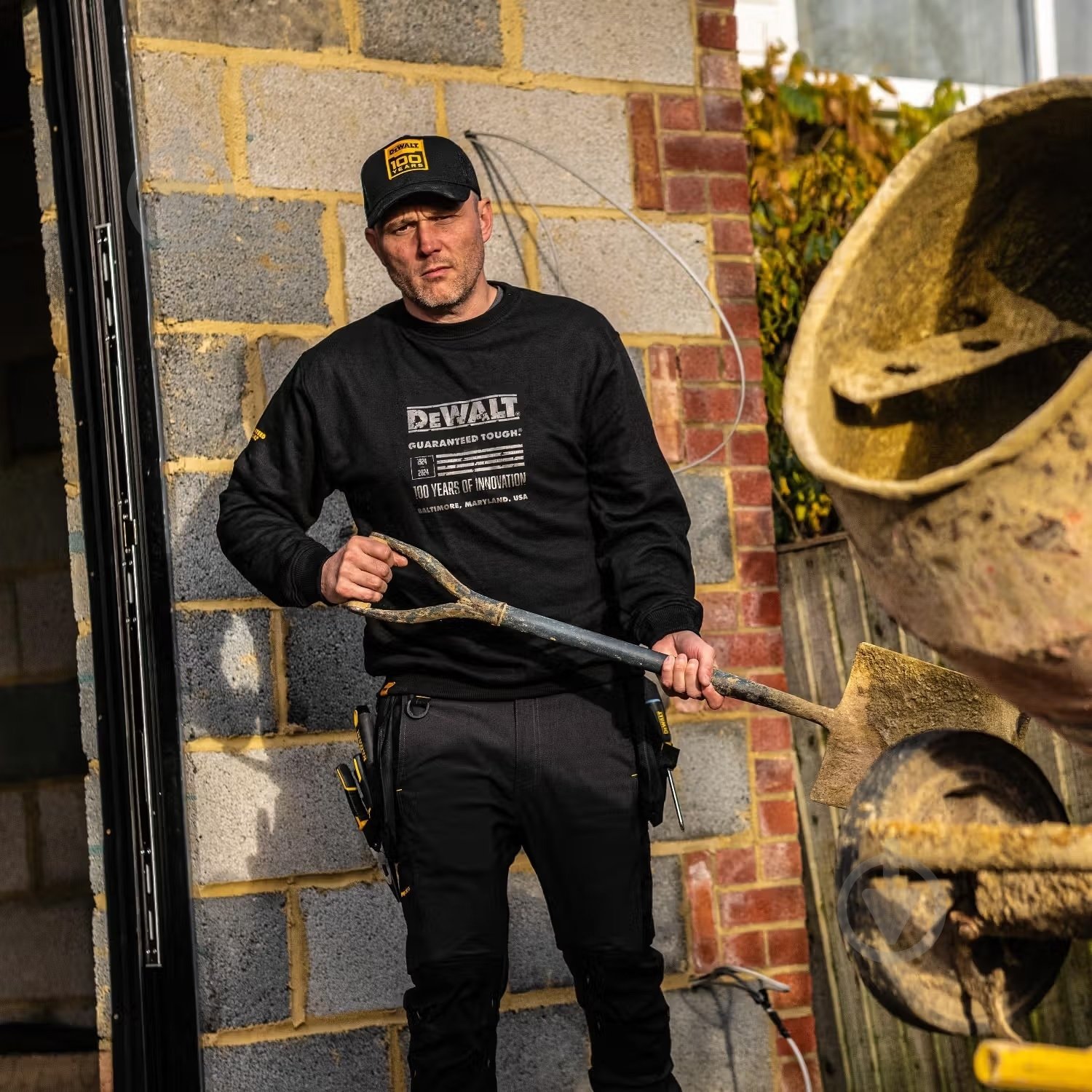 Світшот DeWalt DWC237-001-XL 102 YEAR LOGO SWEATSHIR р. XL DWC237-001-XL - фото 6