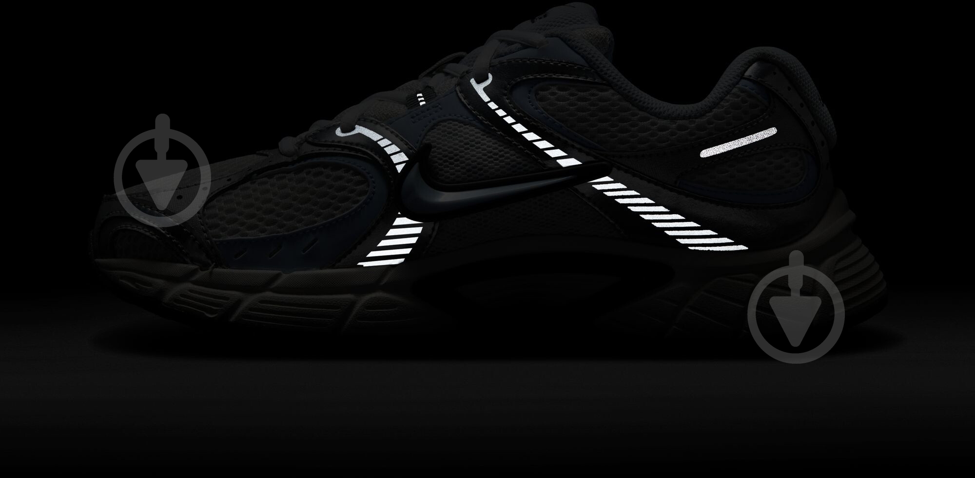 Кросівки жіночі Nike W V5 RNR HQ7901-103 р.40 білі - фото 14