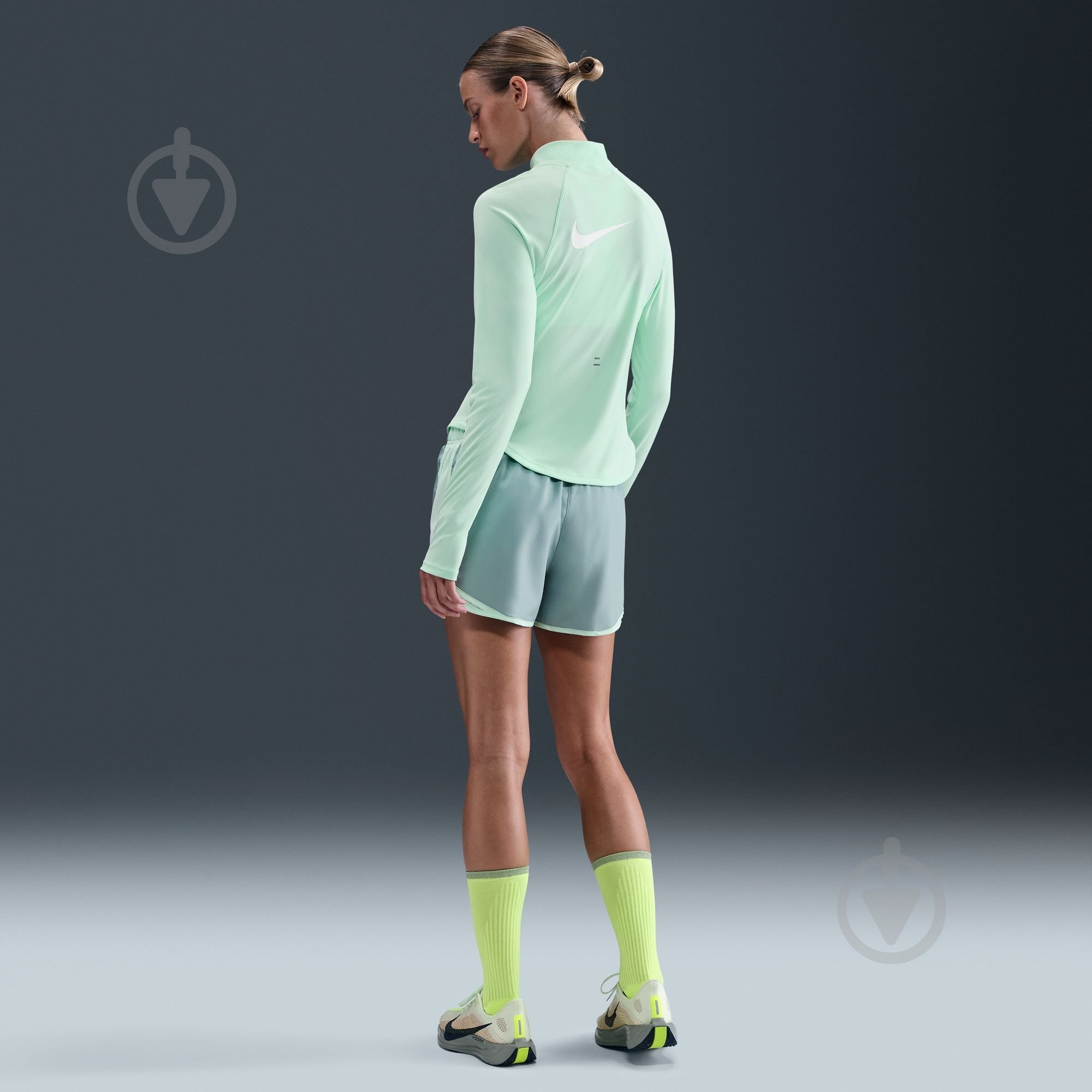 Джемпер Nike W NK TEMPO SWSH HBR DF HZ TOP HV2842-353 р.XS зеленый - фото 7