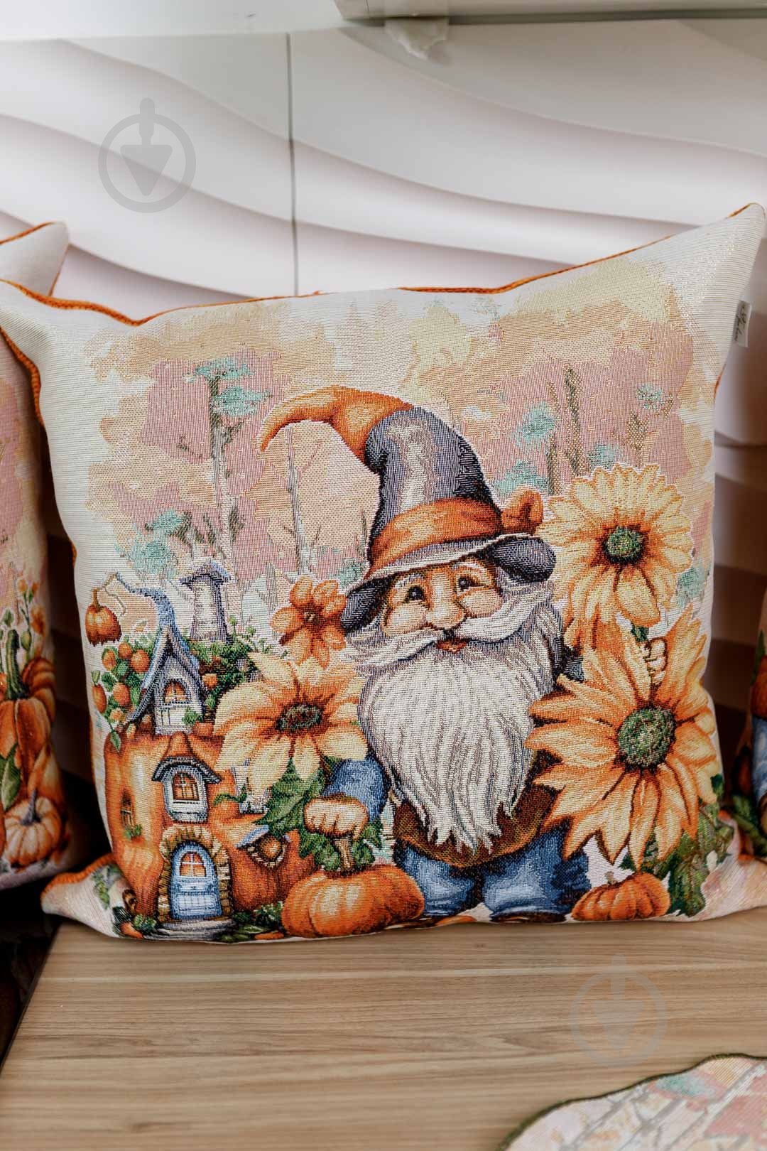 Подушка декоративна гобеленова гарбузові гноми з гарбузовим будиночком 45x45 см беж з оливково-жовтим Прованс - фото 4 Подушка декоративна гобеленова гарбузові гноми з гарбузовим будиночком 45x45 см беж з оливково-жовтим Прованс - фото 4