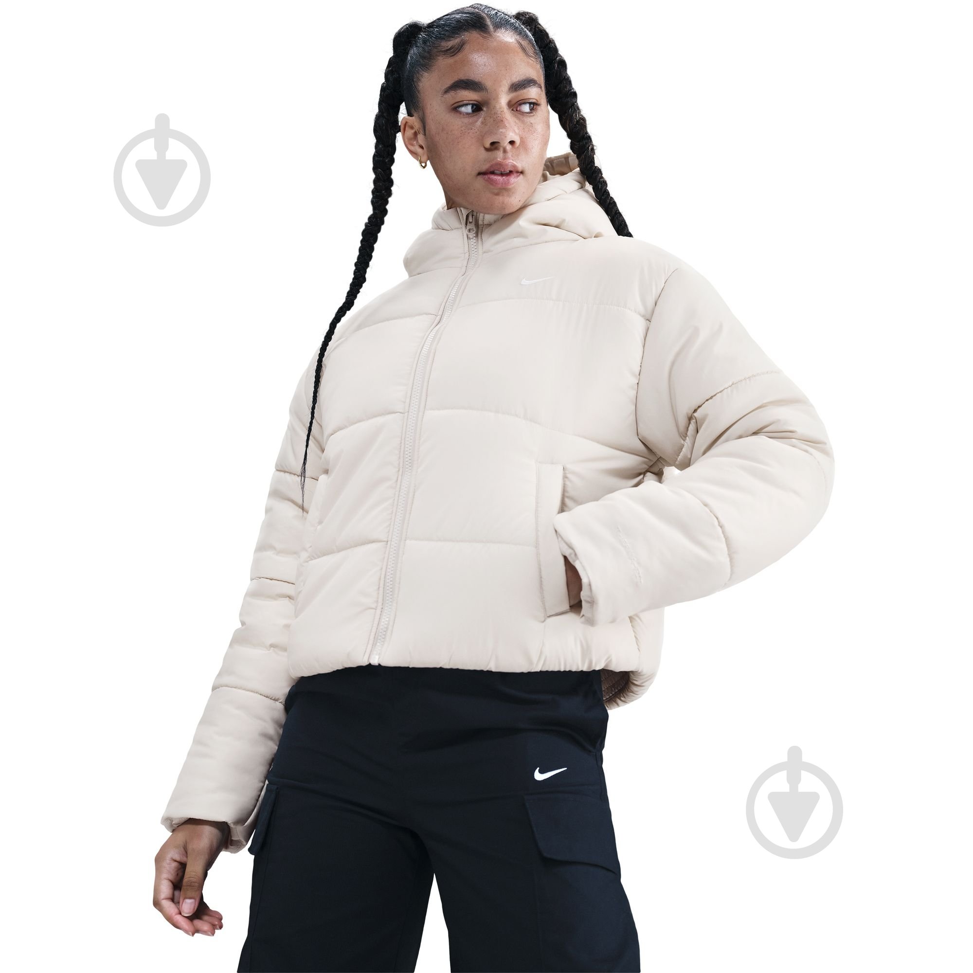 Куртка жіноча демісезонна Nike W NSW TF SYNFL NK CLSC PFR FZ5899-072 р.L бежева - фото 4 Куртка жіноча демісезонна Nike W NSW TF SYNFL NK CLSC PFR FZ5899-072 р.L бежева - фото 4