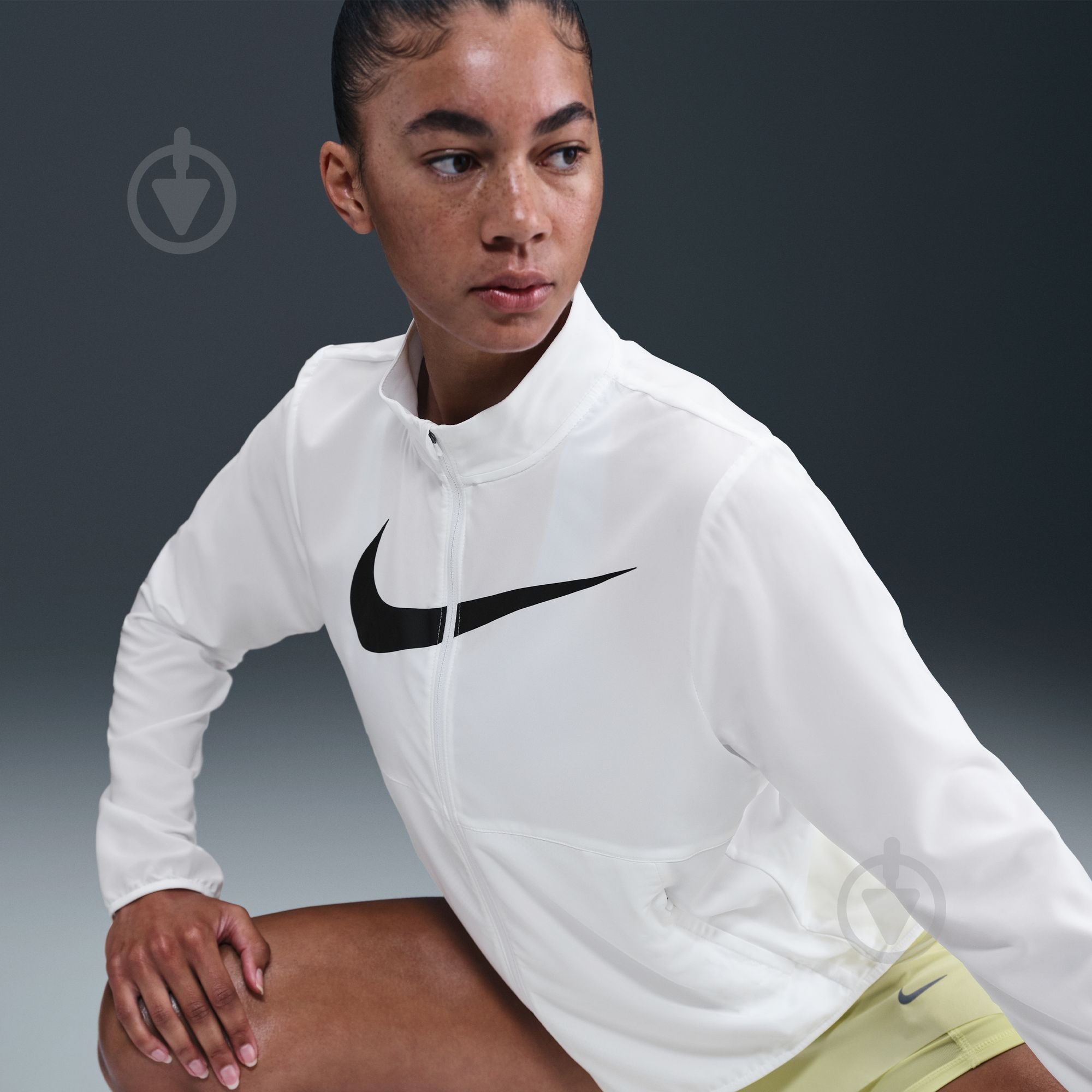 Ветровка женская Nike W NK TEMPO SWSH HBR DF JKT HV2647-100 р.S белая - фото 9