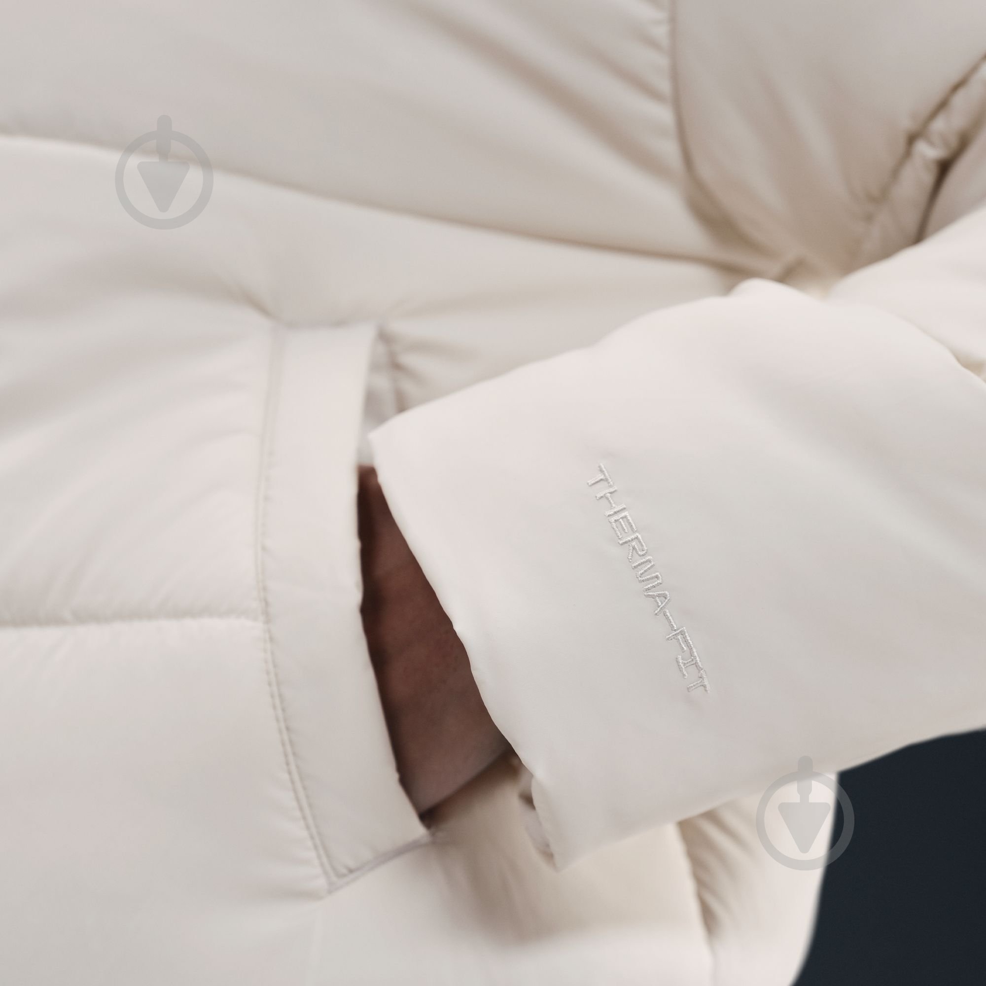 Куртка жіноча демісезонна Nike W NSW TF SYNFL NK CLSC PFR FZ5899-072 р.XS бежева - фото 13 Куртка жіноча демісезонна Nike W NSW TF SYNFL NK CLSC PFR FZ5899-072 р.XS бежева - фото 13