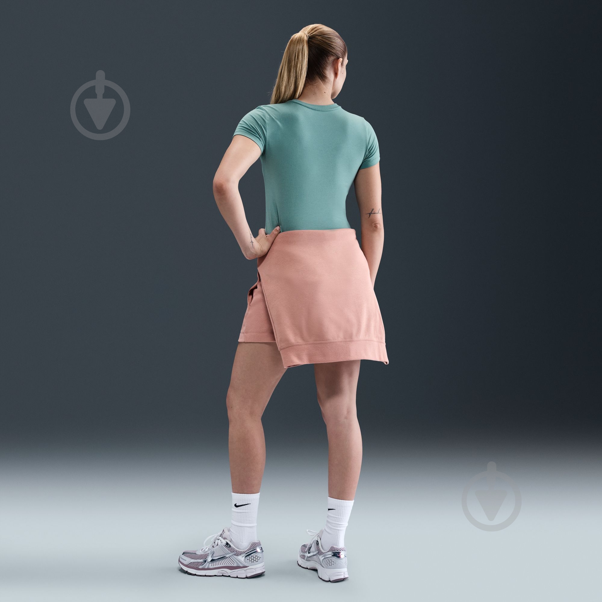 Футболка Nike W NSW NK CHLL KNT MD CRP FV5508-018 р.L зеленый - фото 7 Футболка Nike W NSW NK CHLL KNT MD CRP FV5508-018 р.L зеленый - фото 7