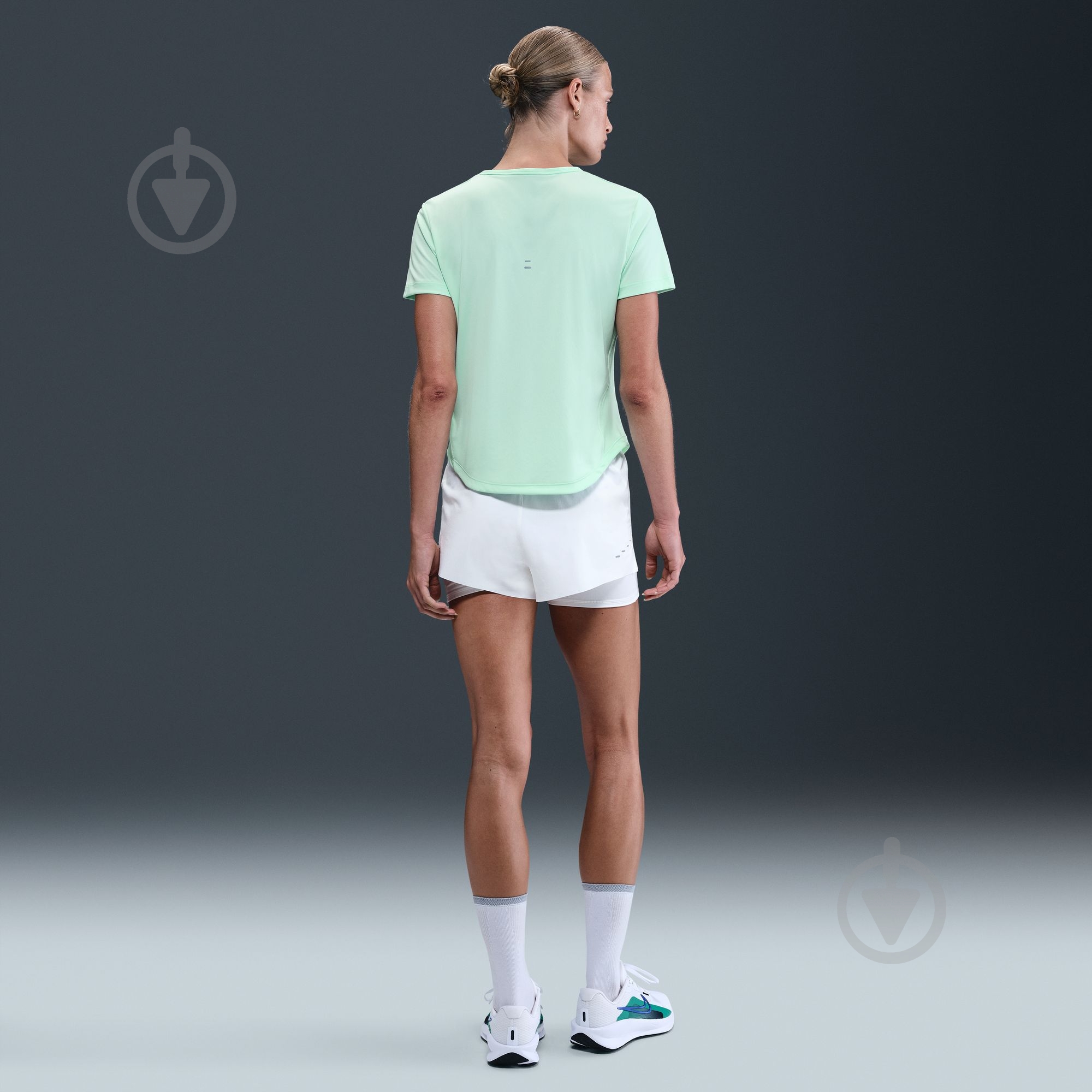 Майка Nike W NK TEMPO SWSH HBR DF SS TOP HV2772-353 р.L зеленый - фото 7 Майка Nike W NK TEMPO SWSH HBR DF SS TOP HV2772-353 р.L зеленый - фото 7