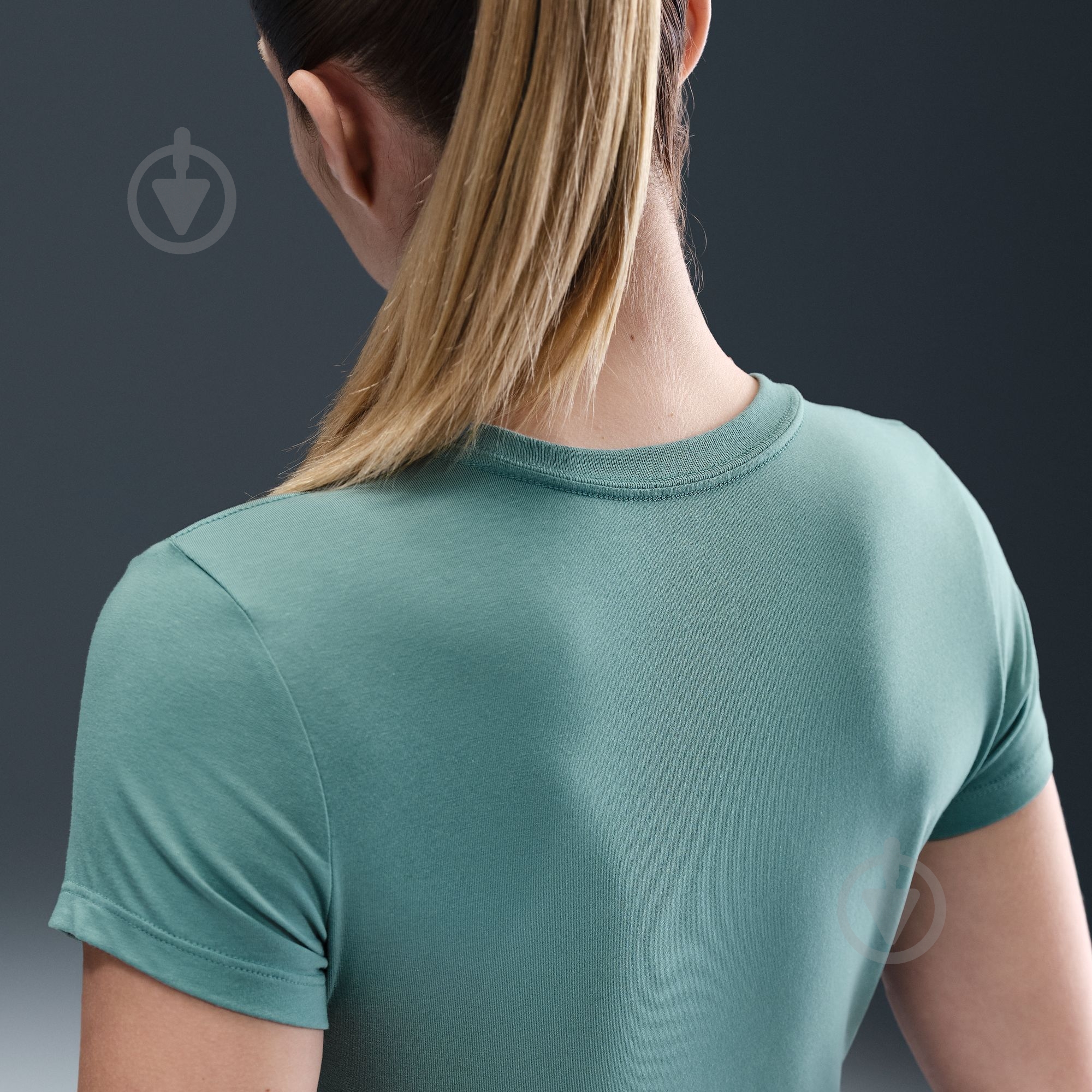 Футболка Nike W NSW NK CHLL KNT MD CRP FV5508-018 р.S зеленый - фото 10 Футболка Nike W NSW NK CHLL KNT MD CRP FV5508-018 р.S зеленый - фото 10