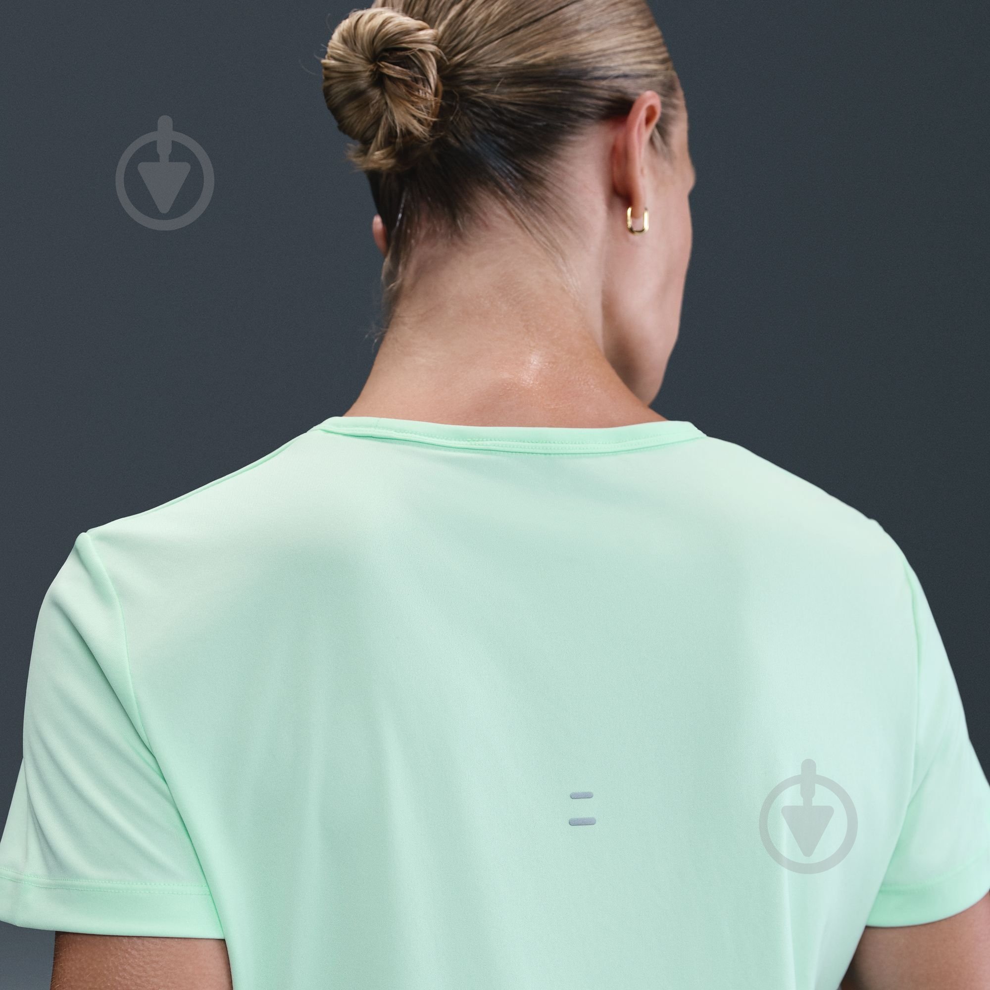 Майка Nike W NK TEMPO SWSH HBR DF SS TOP HV2772-353 р.XS зеленый - фото 11