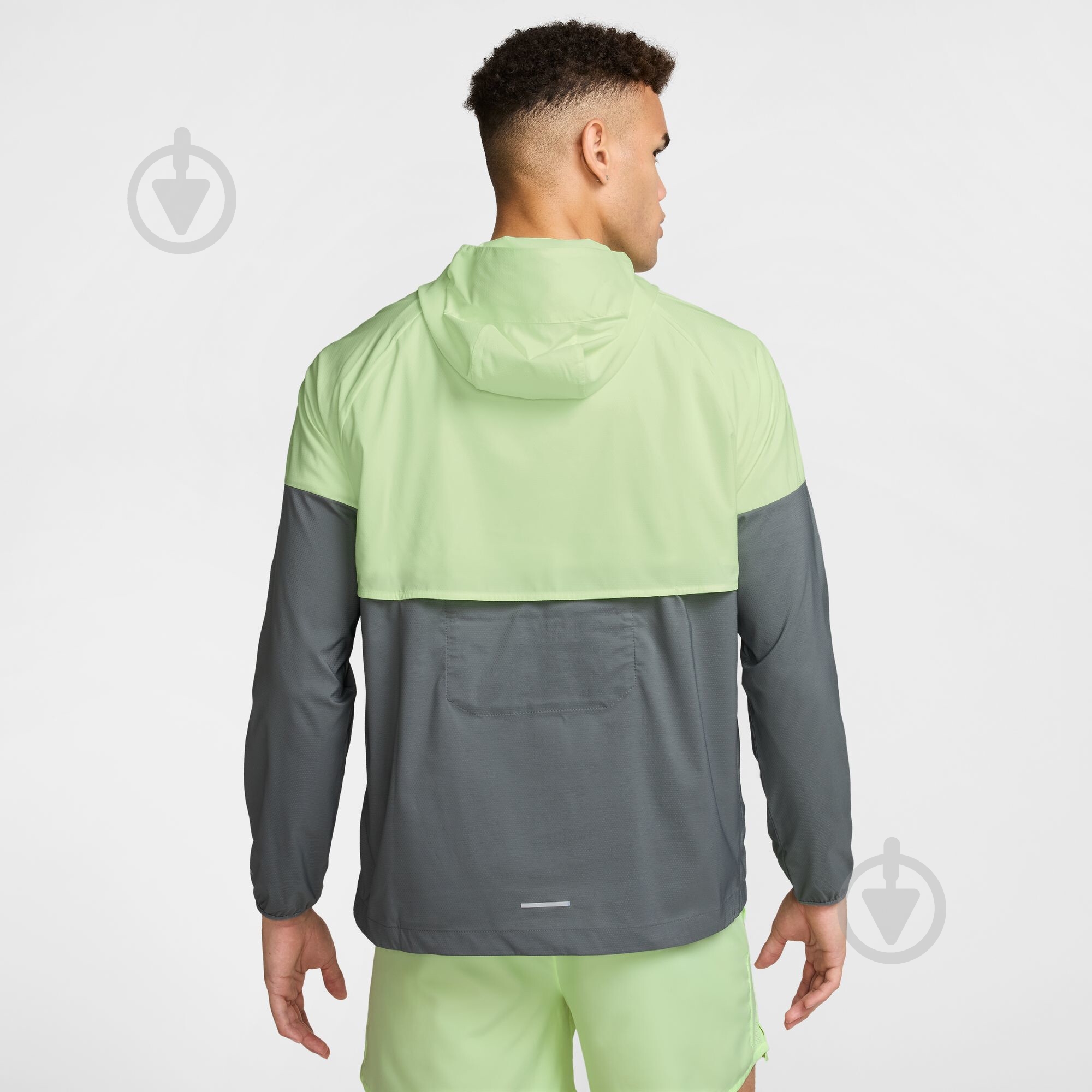 Куртка чоловіча Nike M NK IMP LGHT WR JKT HV6521-701 р.S сіро-зелена - фото 2 Куртка чоловіча Nike M NK IMP LGHT WR JKT HV6521-701 р.S сіро-зелена - фото 2