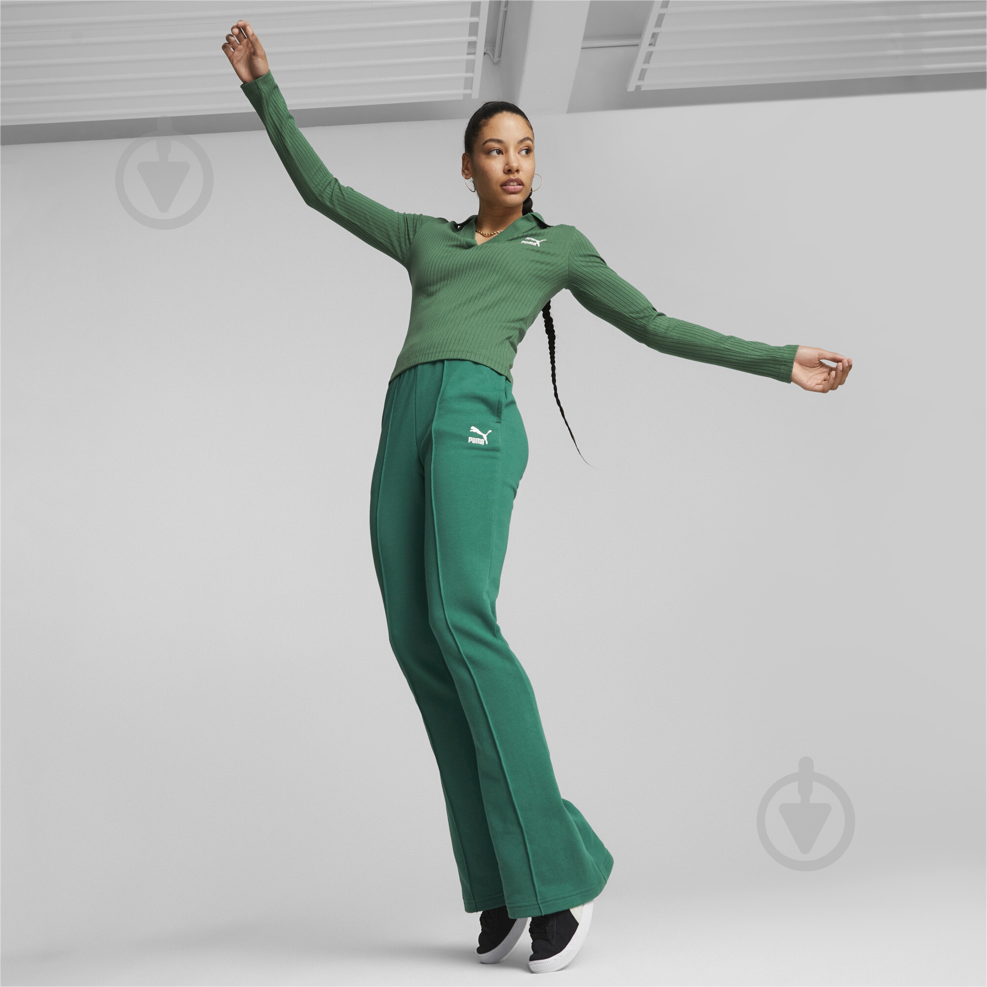 Футболка Puma CLASSICS RIBBED V-COLLAR LS SLIM TOPACT 53805537 р.XS зелений - фото 4 Футболка Puma CLASSICS RIBBED V-COLLAR LS SLIM TOPACT 53805537 р.XS зелений - фото 4