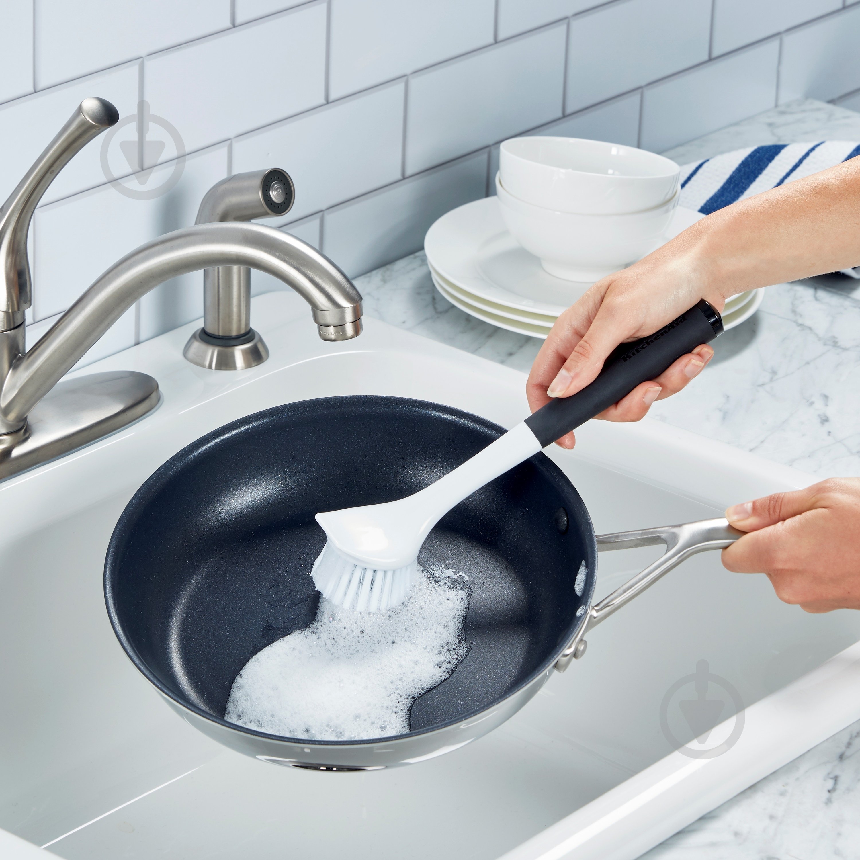 Набір щіток Sinkware 2 шт. 29,5 см чорно-білий (KEG875OHBA) KitchenAid - фото 6