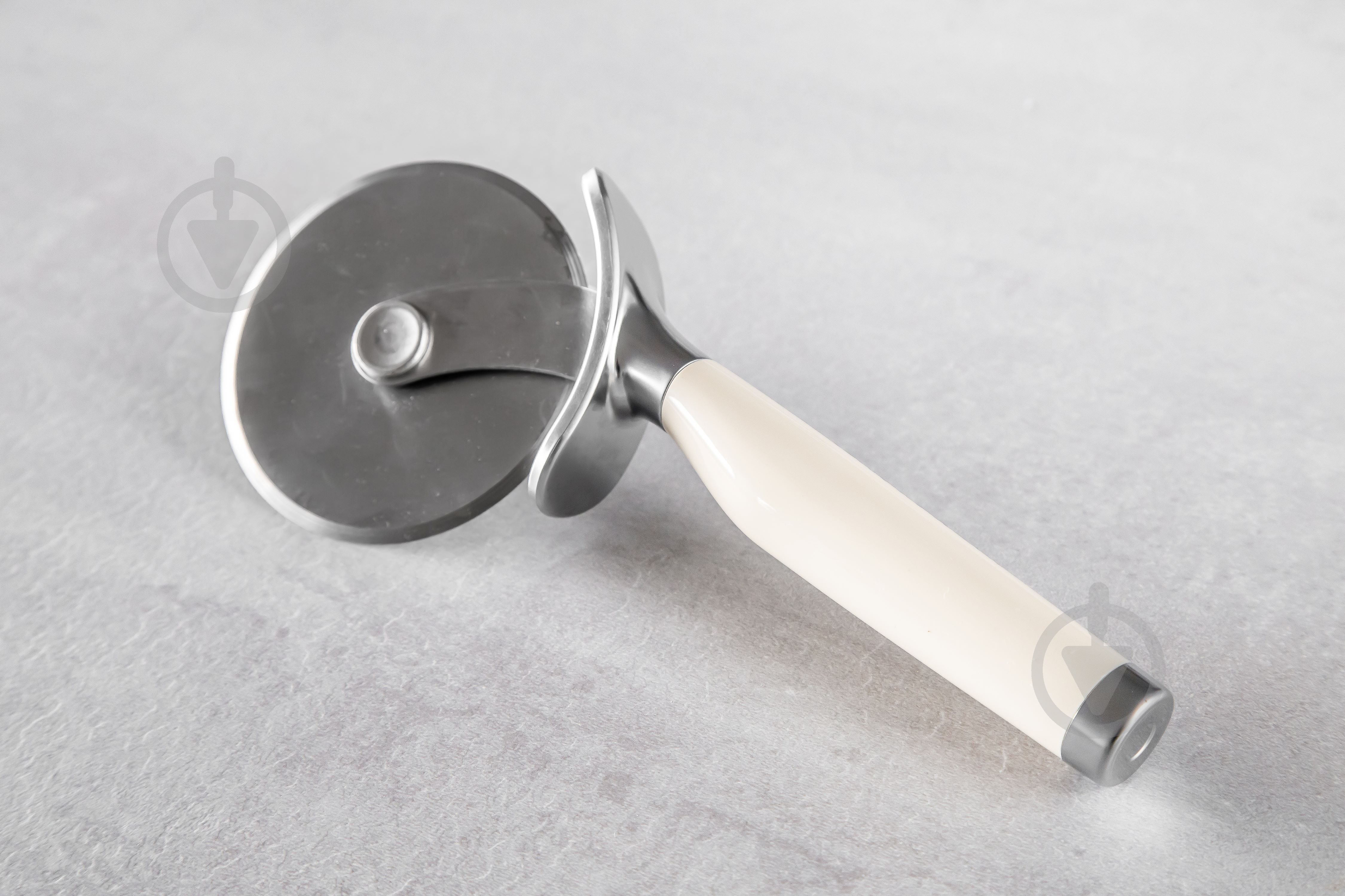Нож для пиццы KitchenAid Coreline, 22,7 см, кремовый (KAG113OHACE) - фото 6 Нож для пиццы KitchenAid Coreline, 22,7 см, кремовый (KAG113OHACE) - фото 6