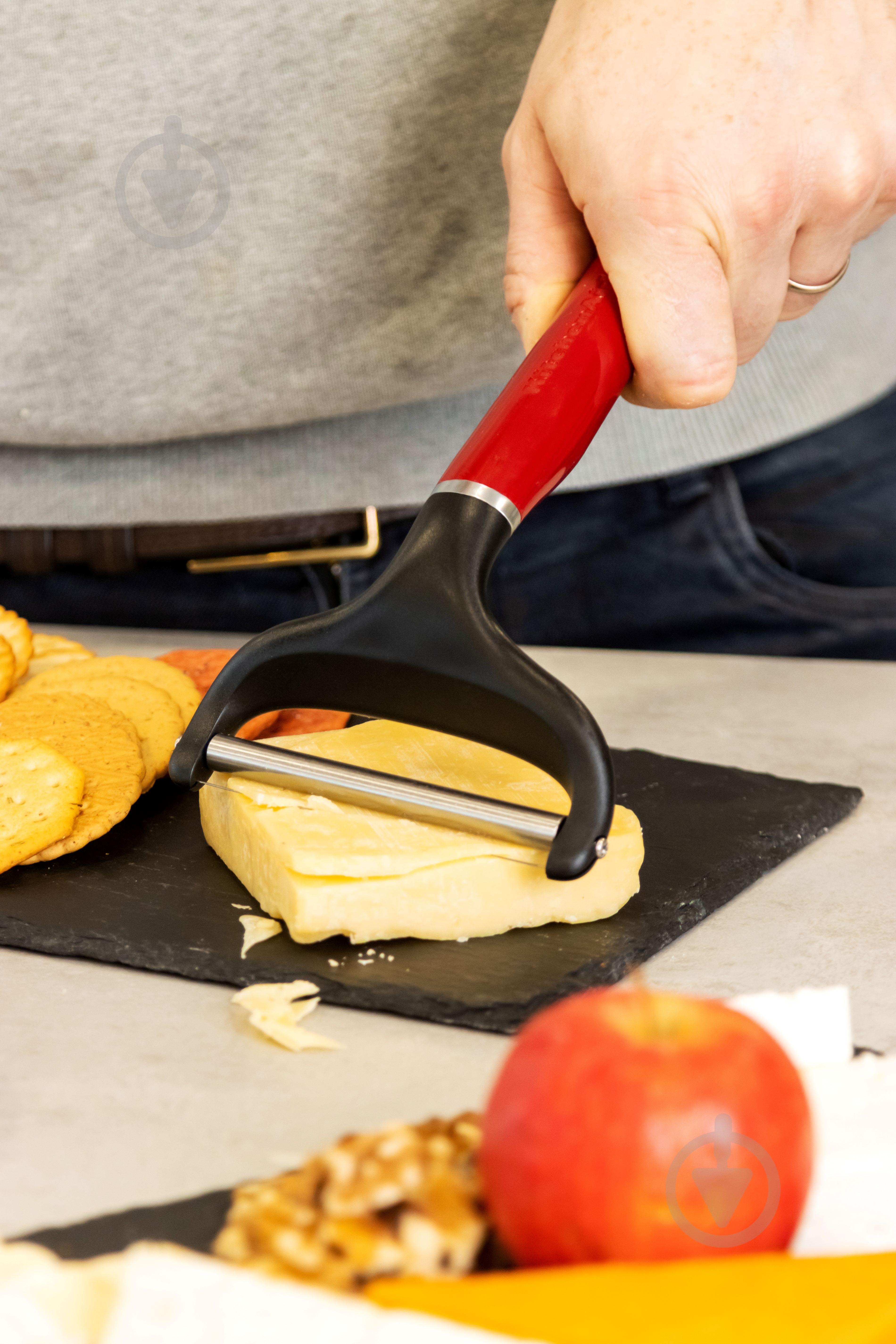 Ніж для нарізання сиру KitchenAid Coreline, 20,3 см, червоний (KAG133OHERE) - фото 7